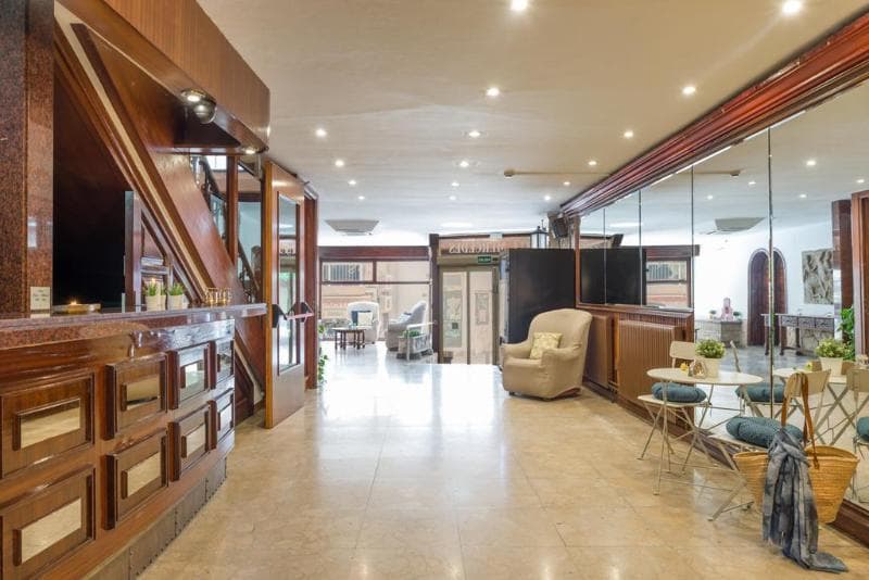 Vintage Hotel Mercedes 2