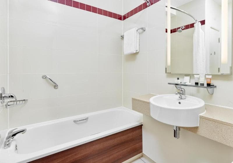 Leonardo Hotel Swindon 5
