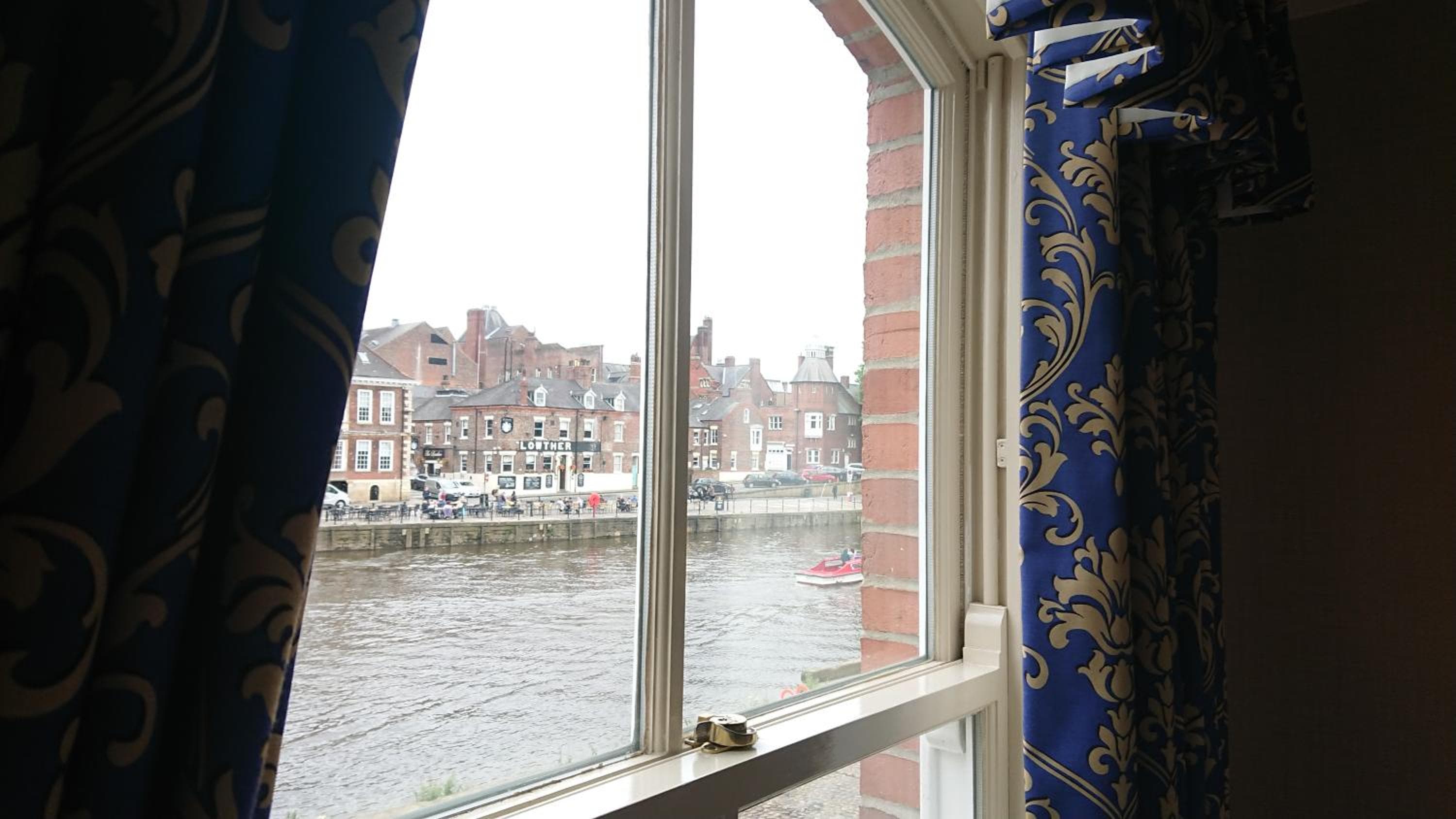 The Queens Hotel & Victoria Cloisters Apartments 2