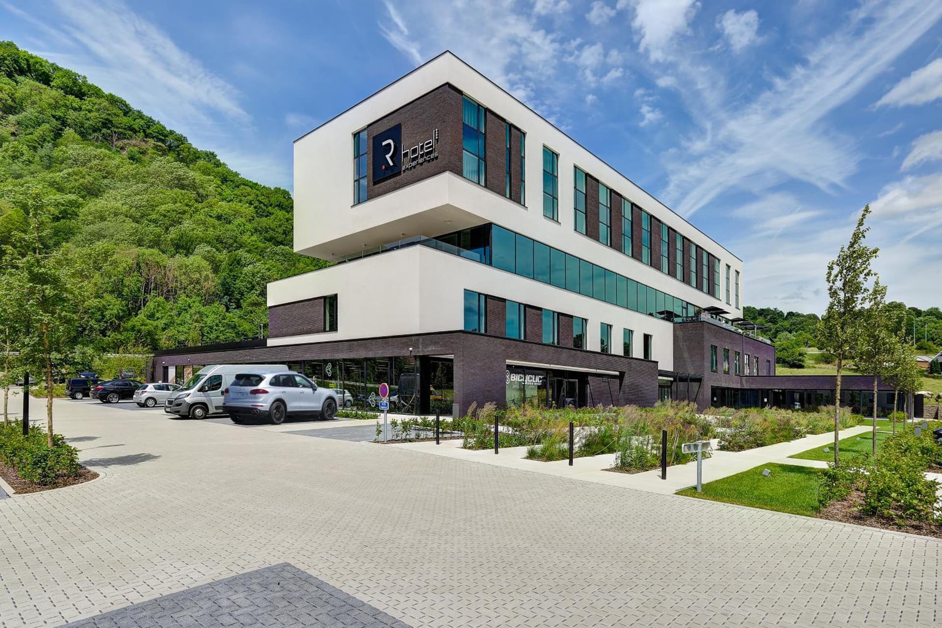 R hotel experiences