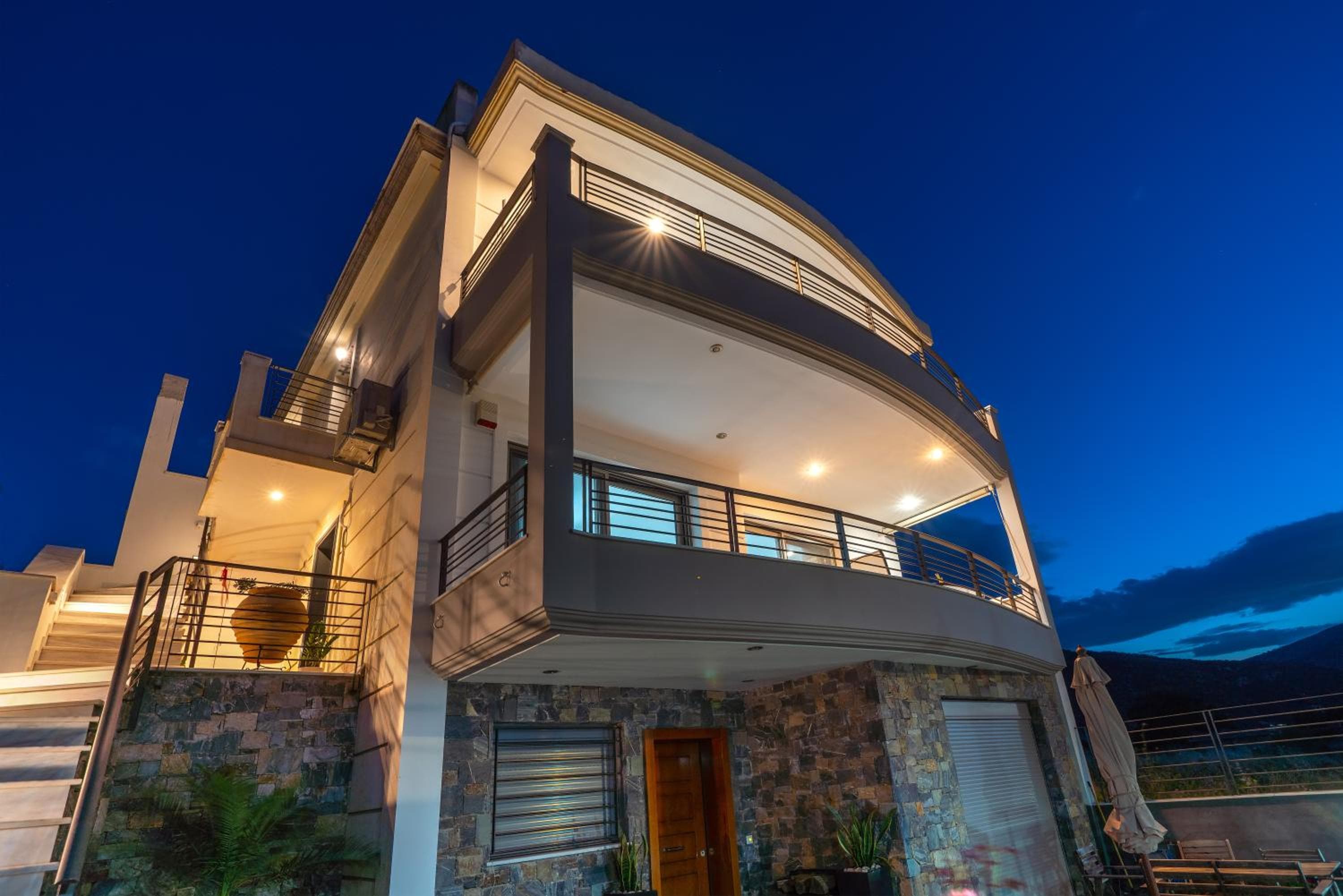 Luxurious House Near the Sea