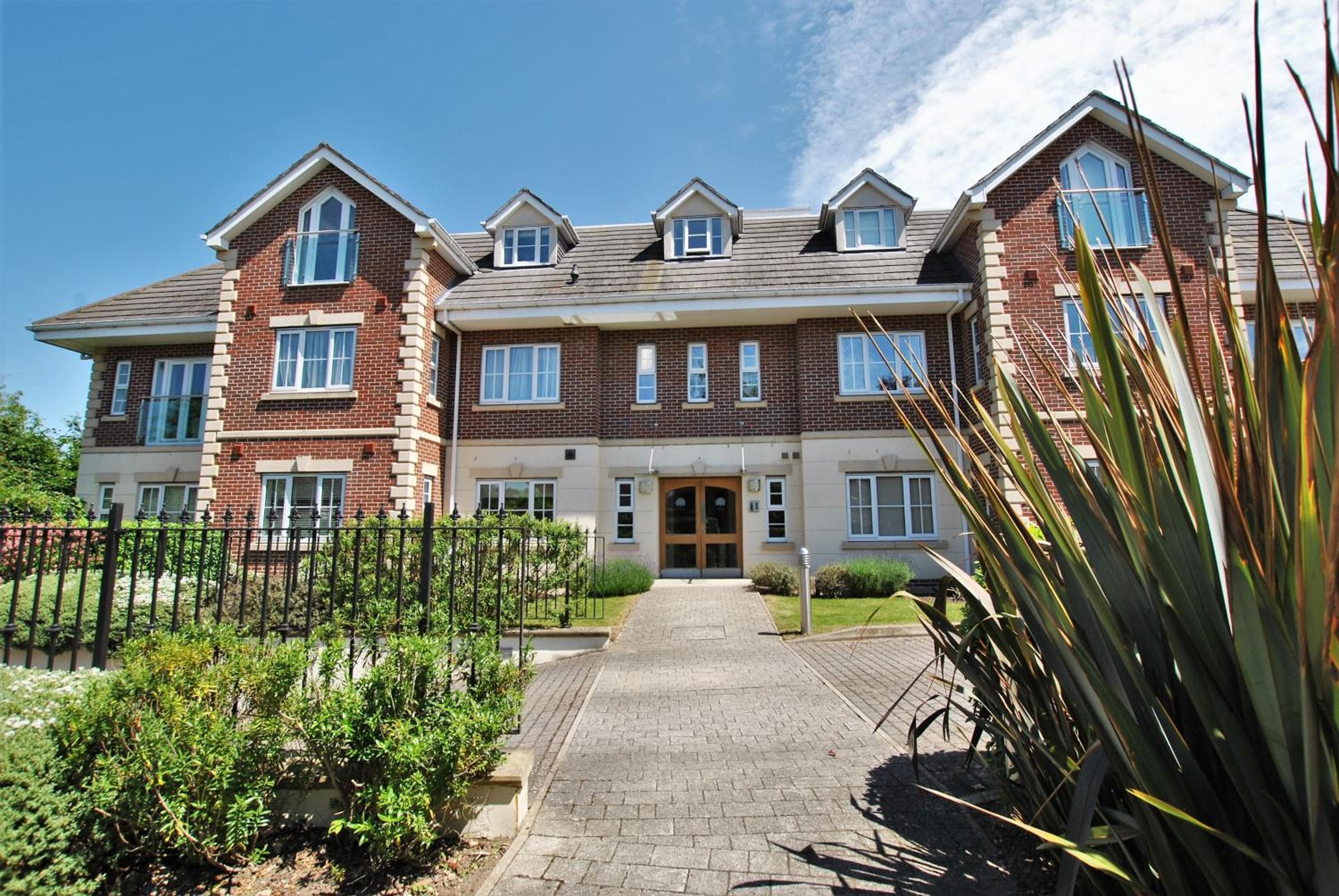 Spacious 2-Bedroom Apartment with Parking in Windsor 4LA by Accommodation Windsor