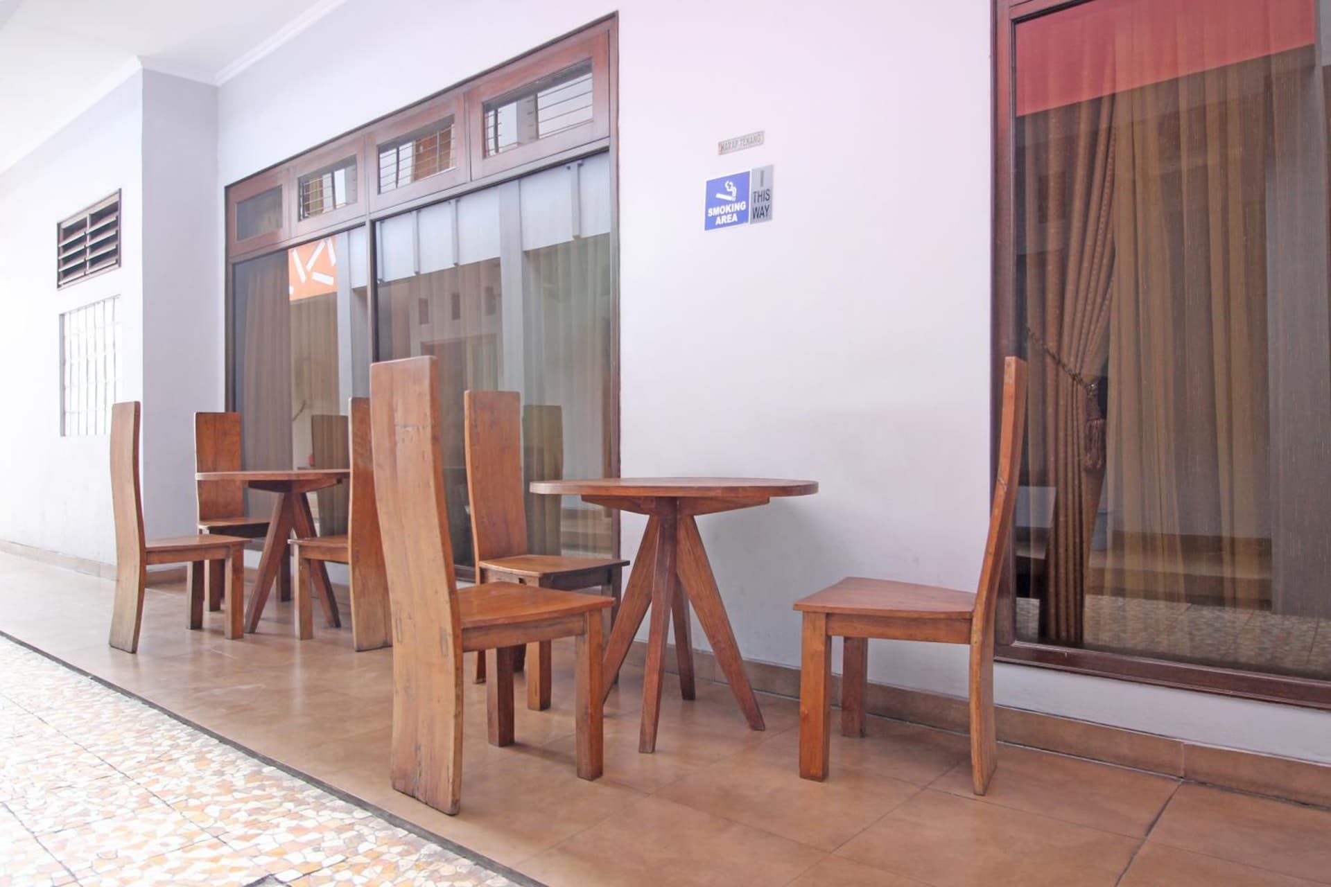 RedDoorz near Hartono Mall 3