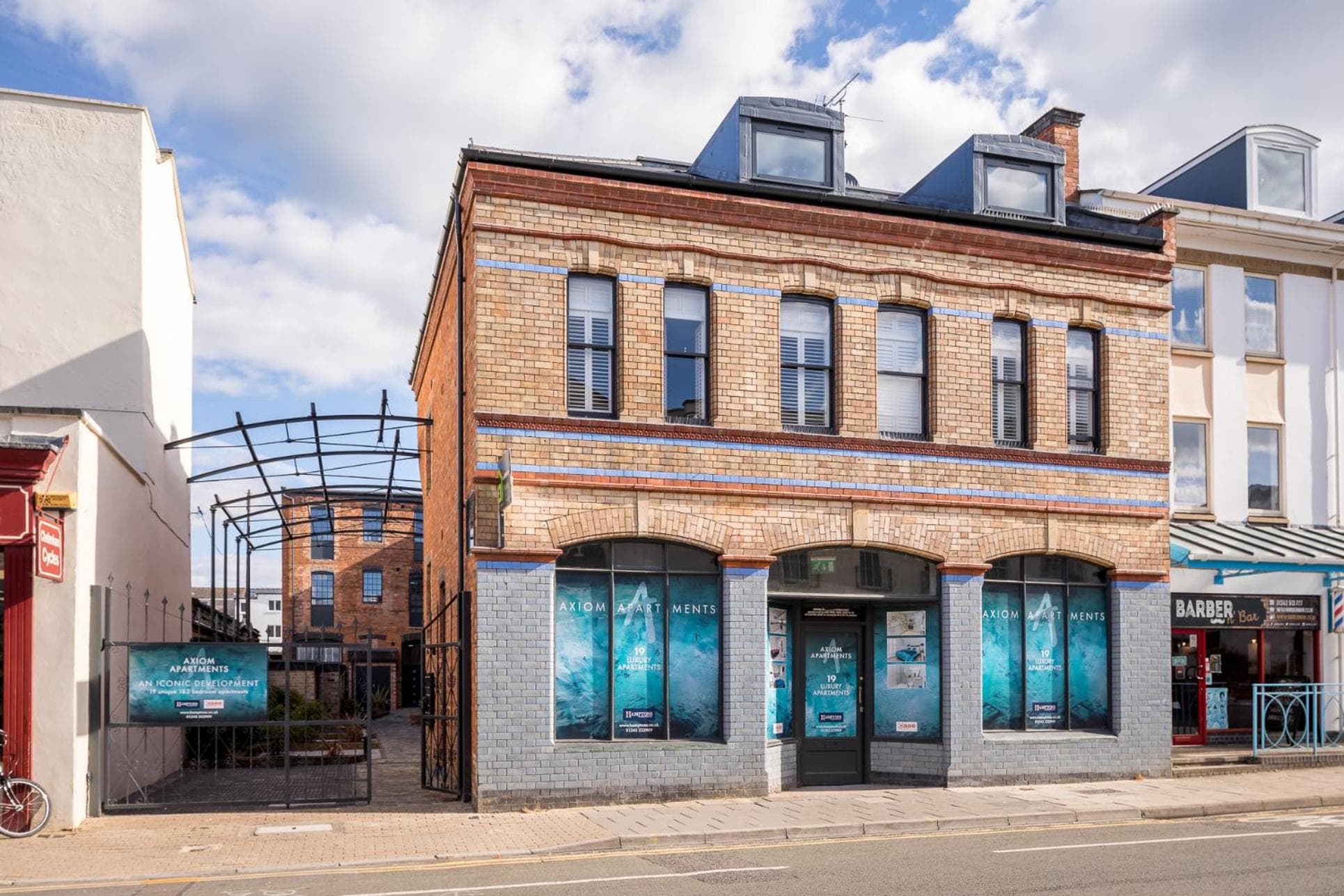 Elliot Oliver - Modern 2 Bedroom Town Centre Apartment