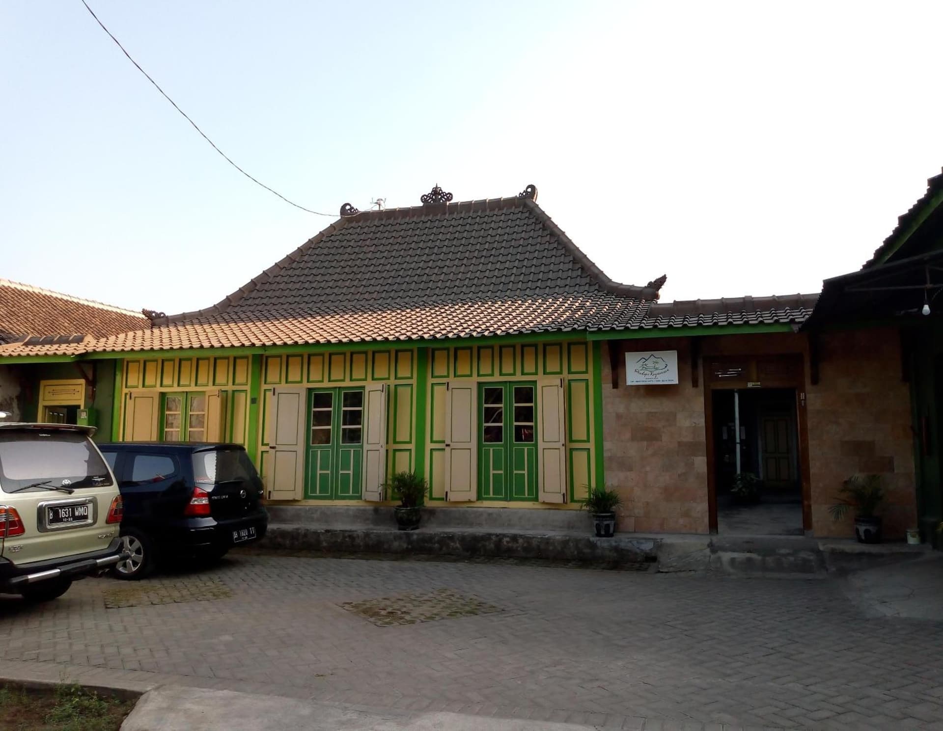 Pendopo Kayuwanan Syariah Near Terminal Giwangan