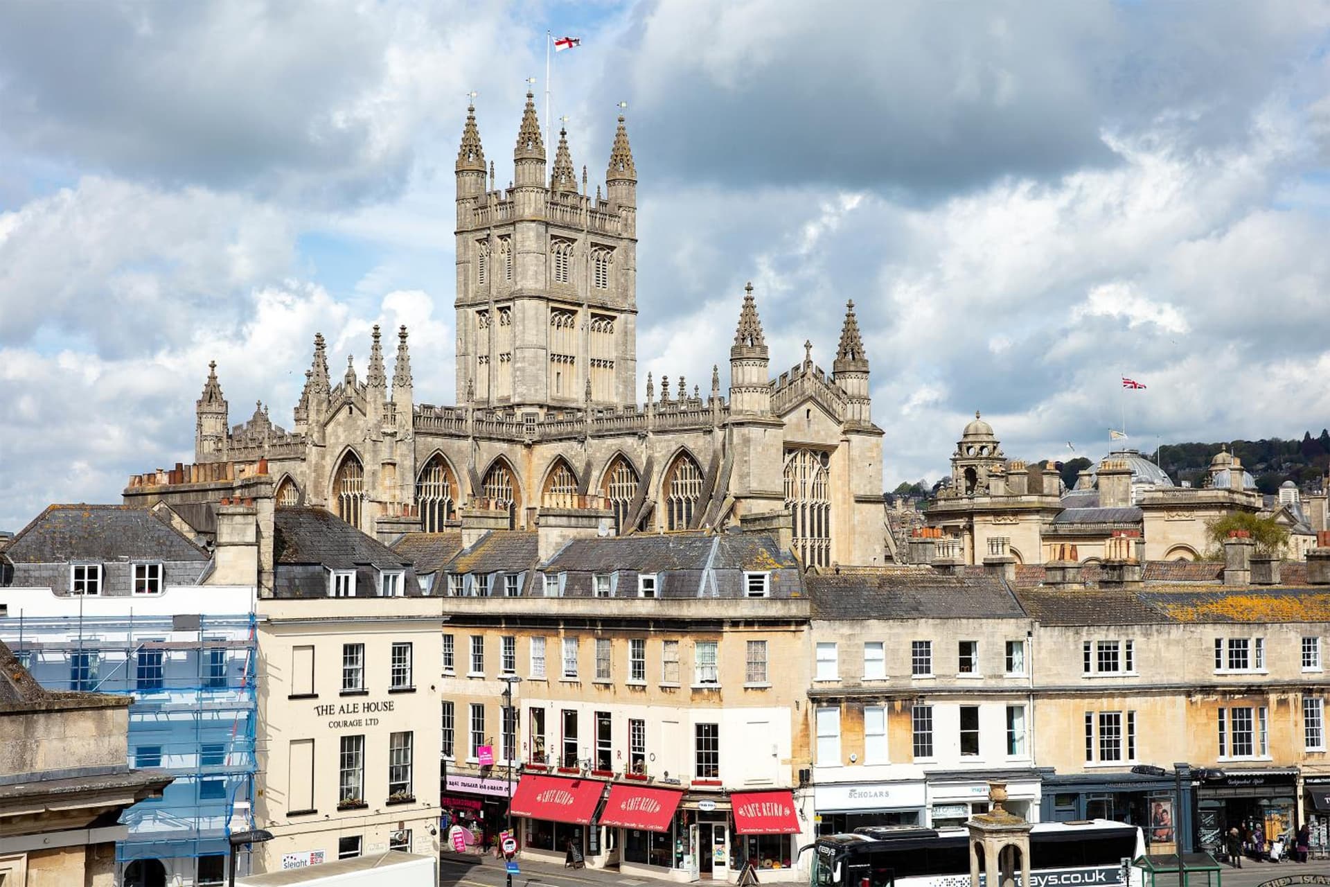 Stunning Spacious Central Apartment near Parade Gardens