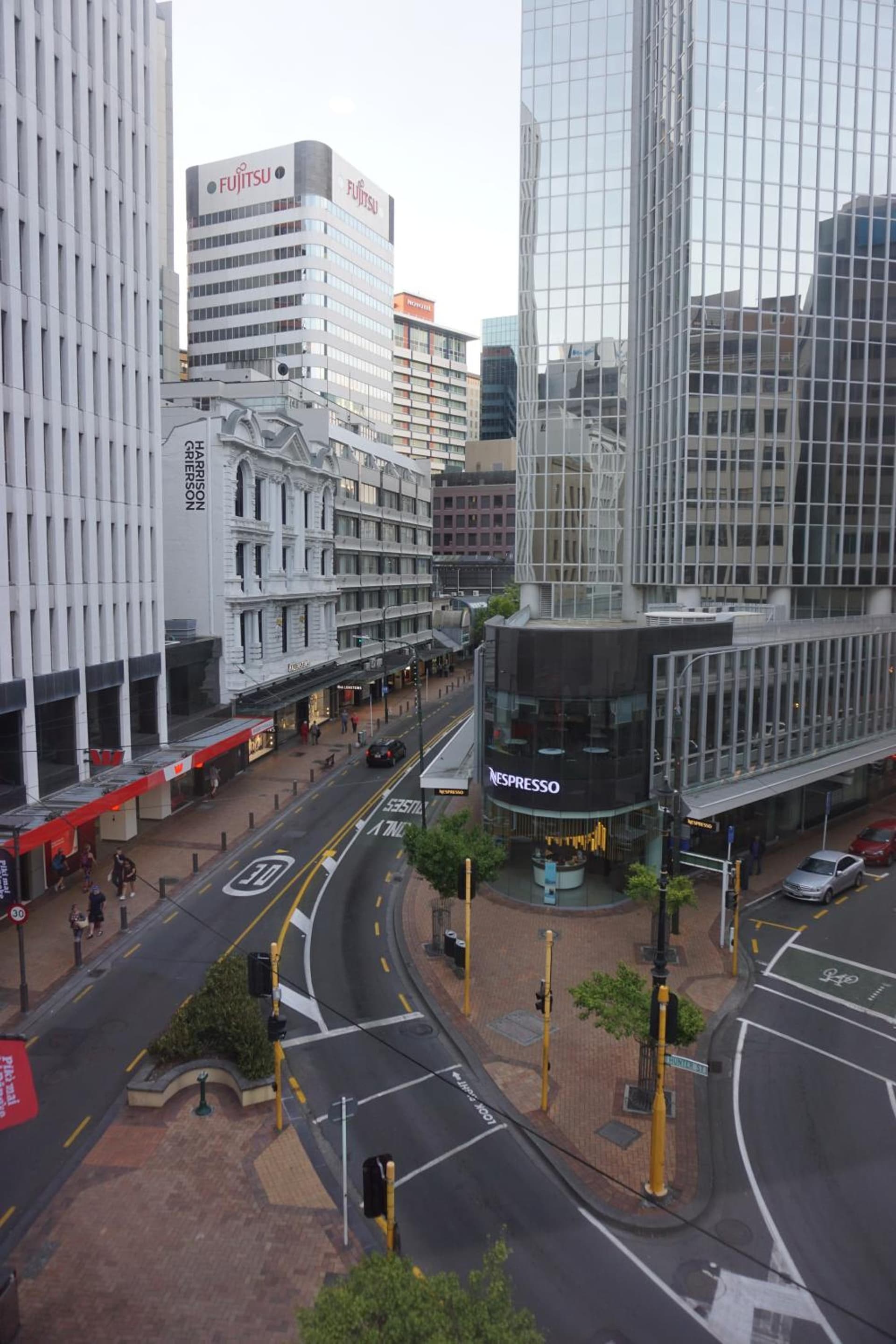 Spacious CBD Art Deco Apartment 4