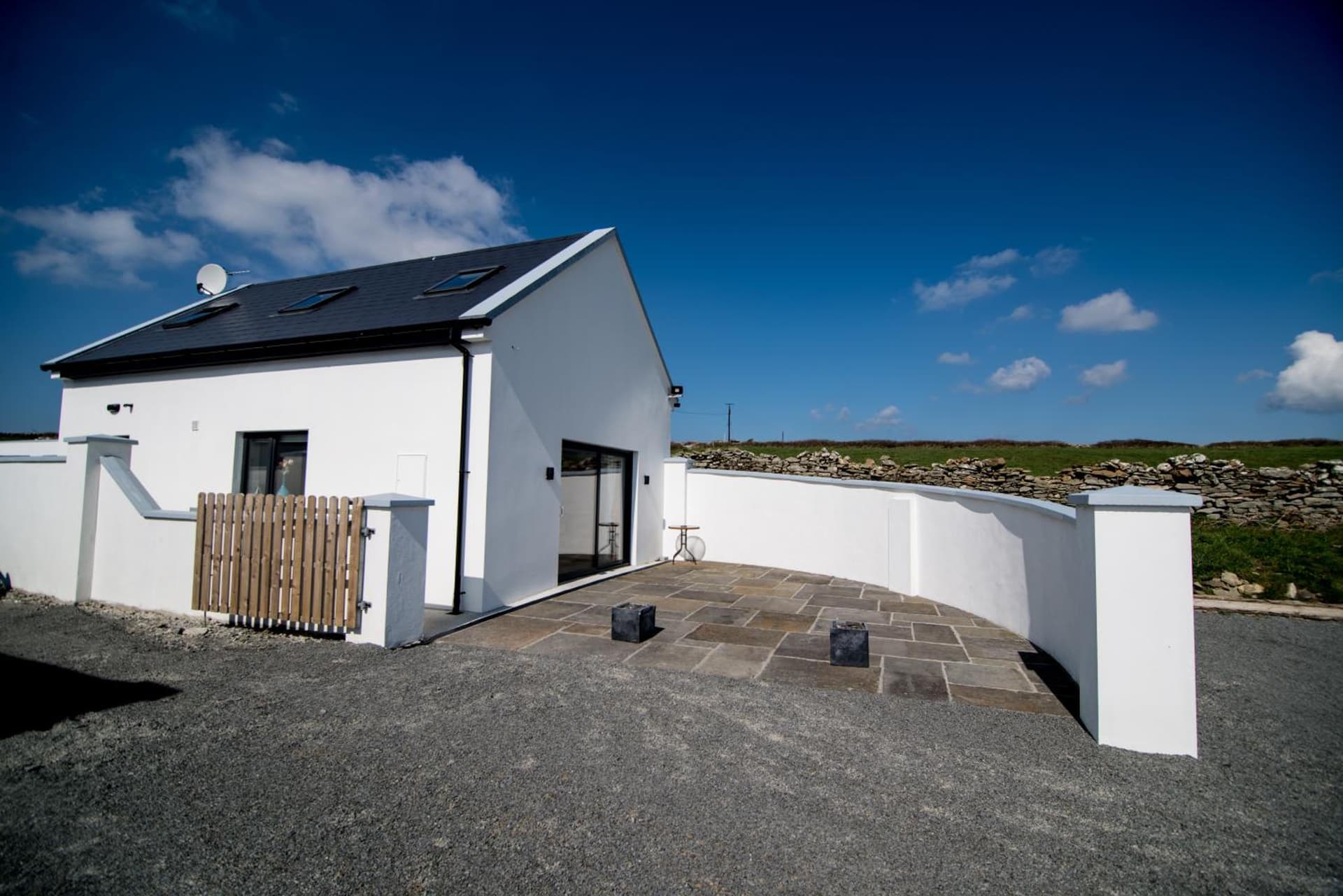 Beside the sea & minutes from Cliffs-Clahane Shore Lodge