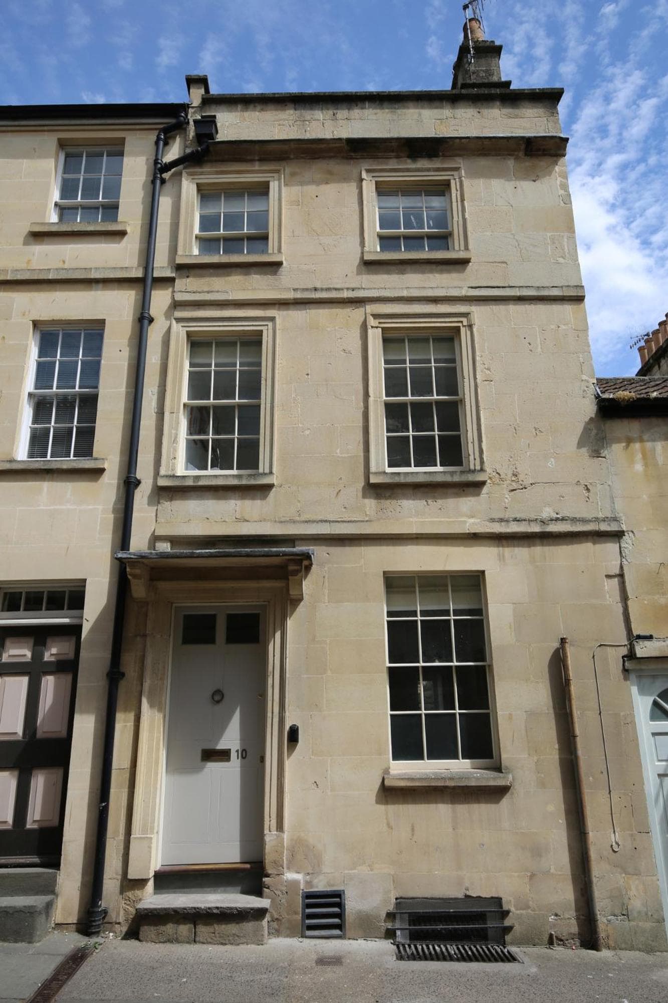 Central Georgian Townhouse with Free Parking