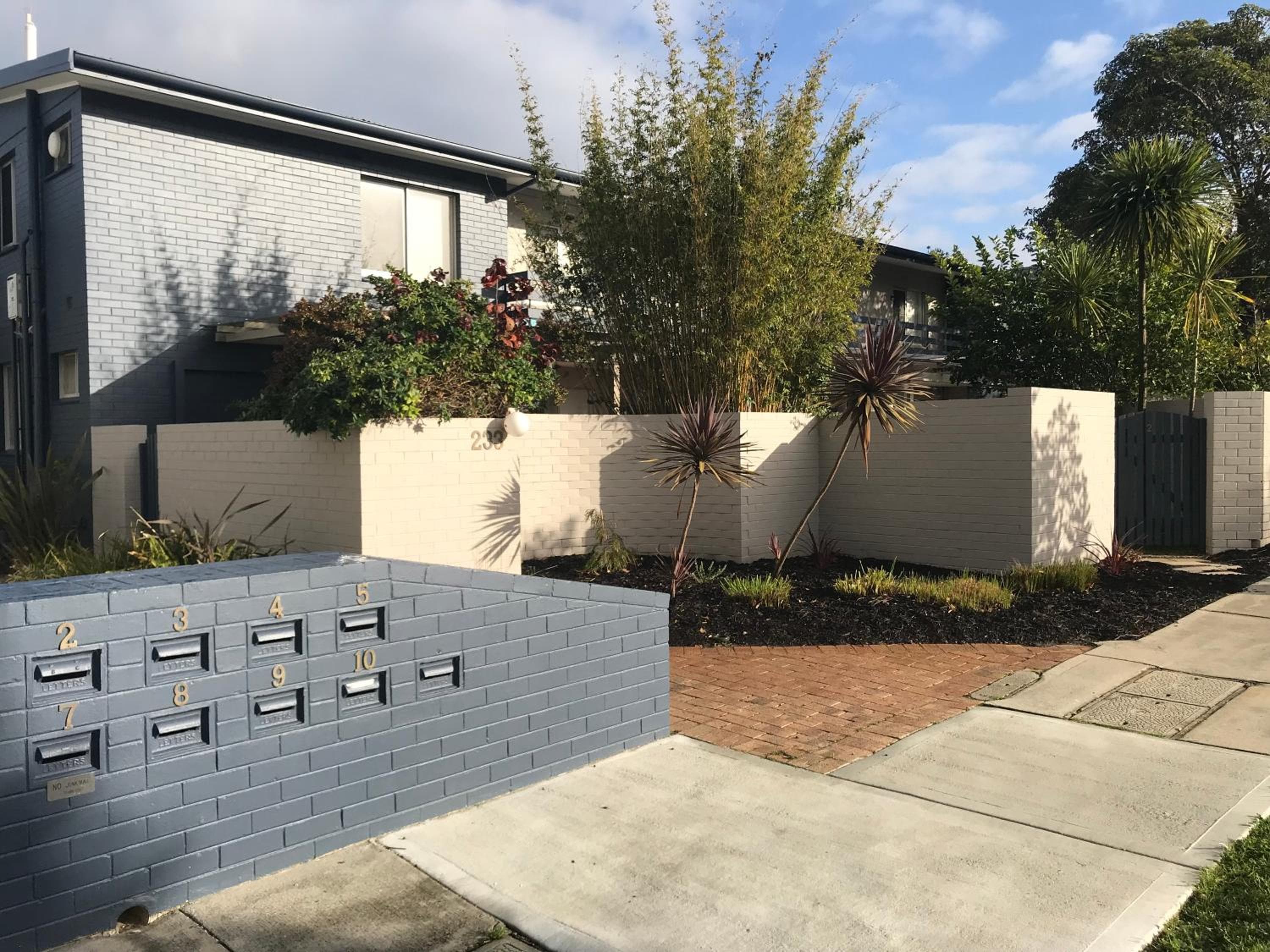 Hensman 5 - 1BRM Unit with Courtyard & Parking