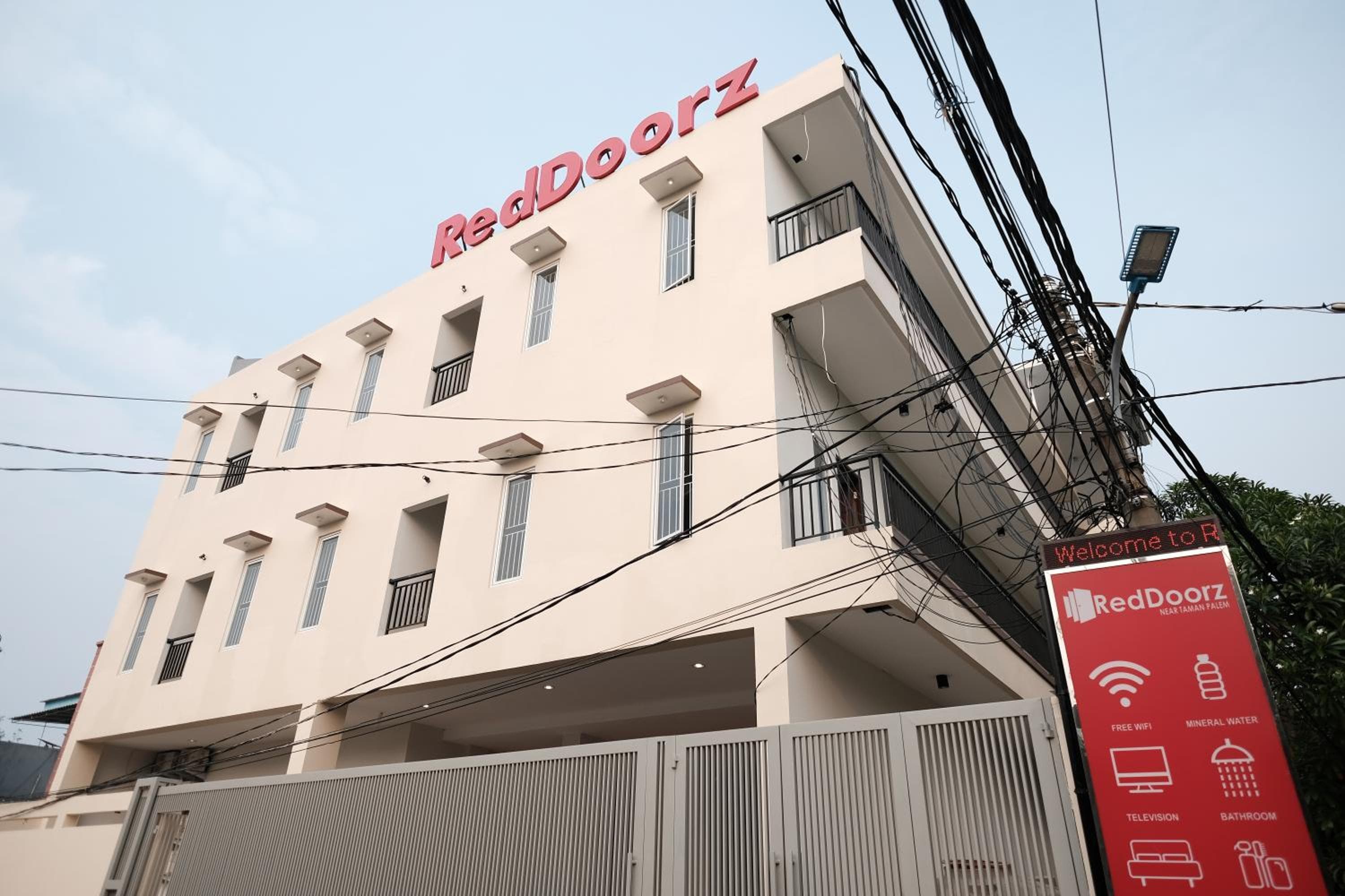 RedDoorz near Taman Palem
