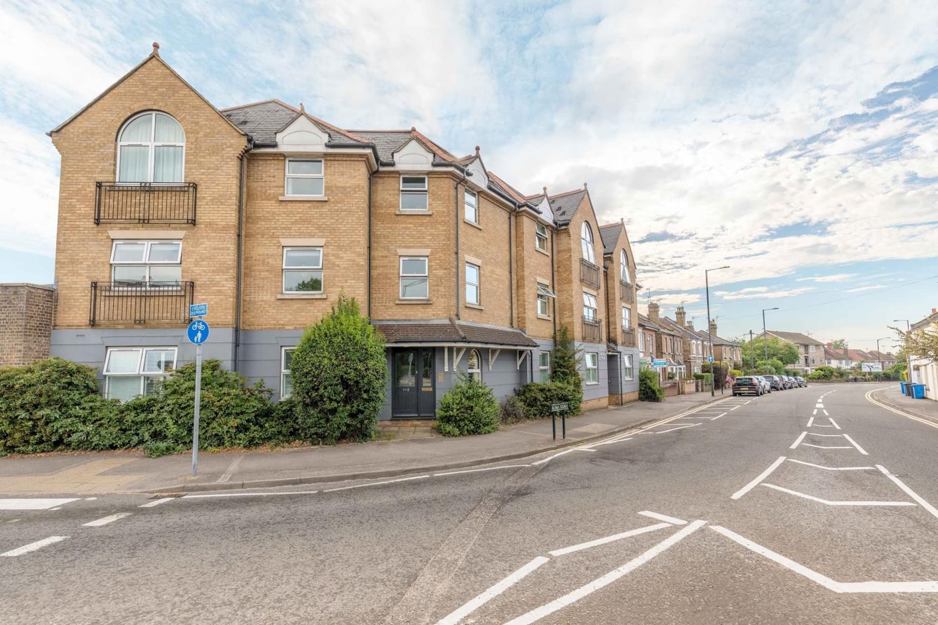 Modern apartment within short walk of The Castle, High Street and Long Walk - FREE PARKING - By Tempstay