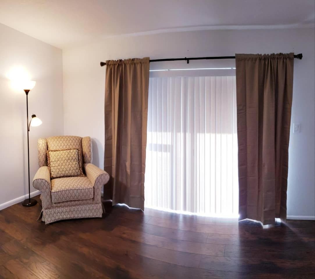 E5 Private Room With 50" Smart TV Near Everything
