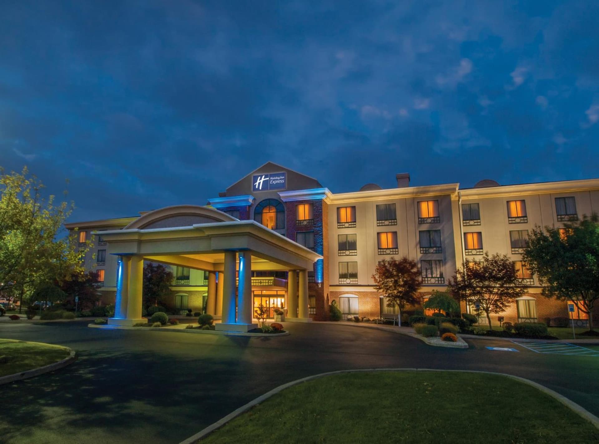 Holiday Inn Express & Suites Buffalo Airport by IHG