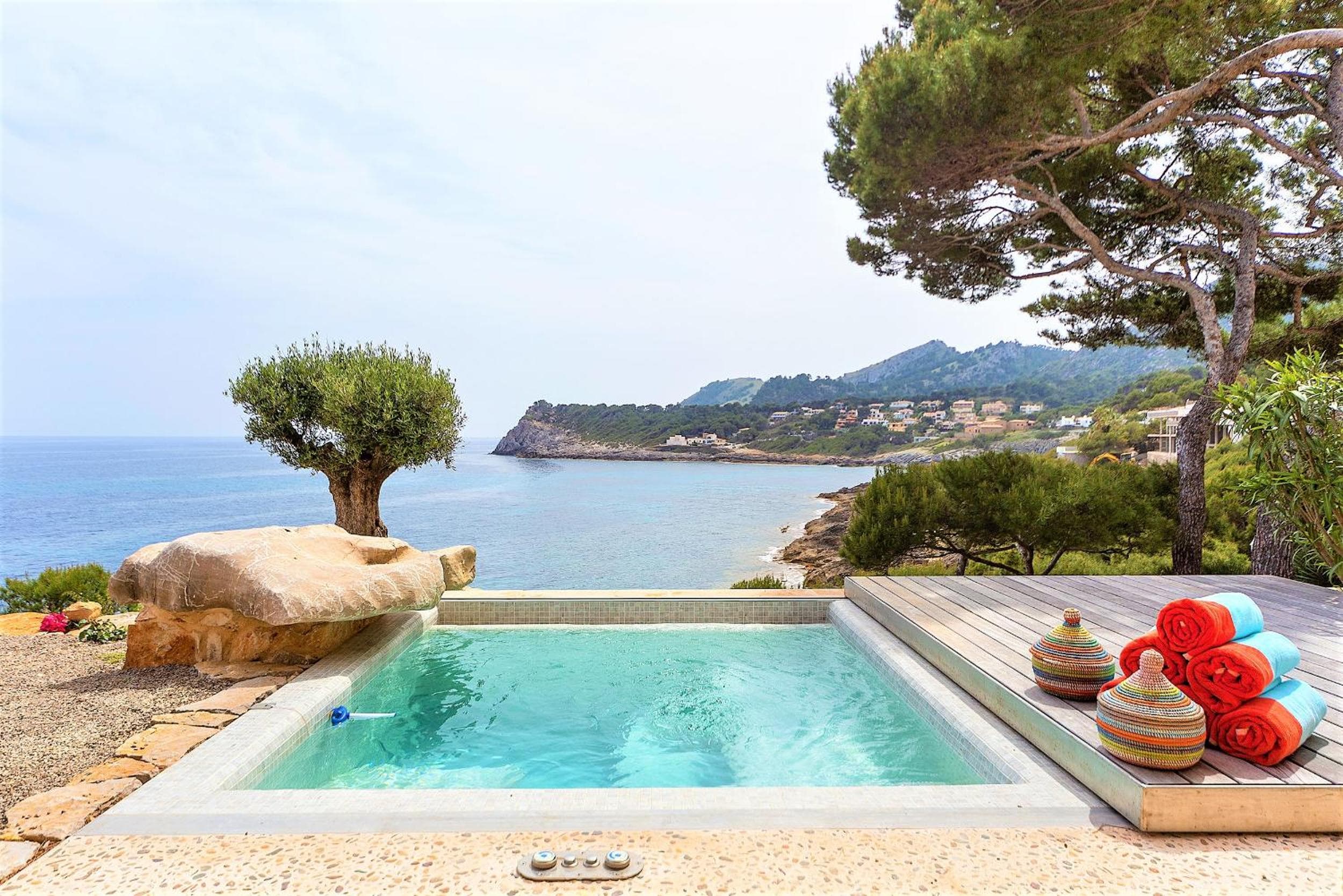 Front Line Sea Villa In Mallorca Up to 6 Guests