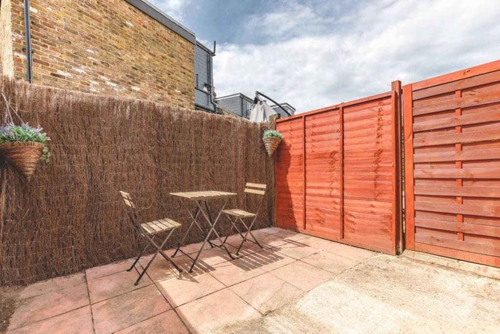Charming cottage in WINDSOR - WALK TO CASTLE &SHOPS! - By Tempstay
