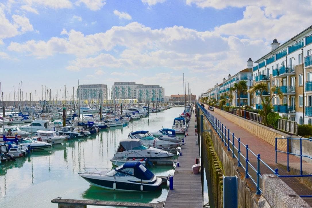 Marina living with parking, balcony, quiet and secure