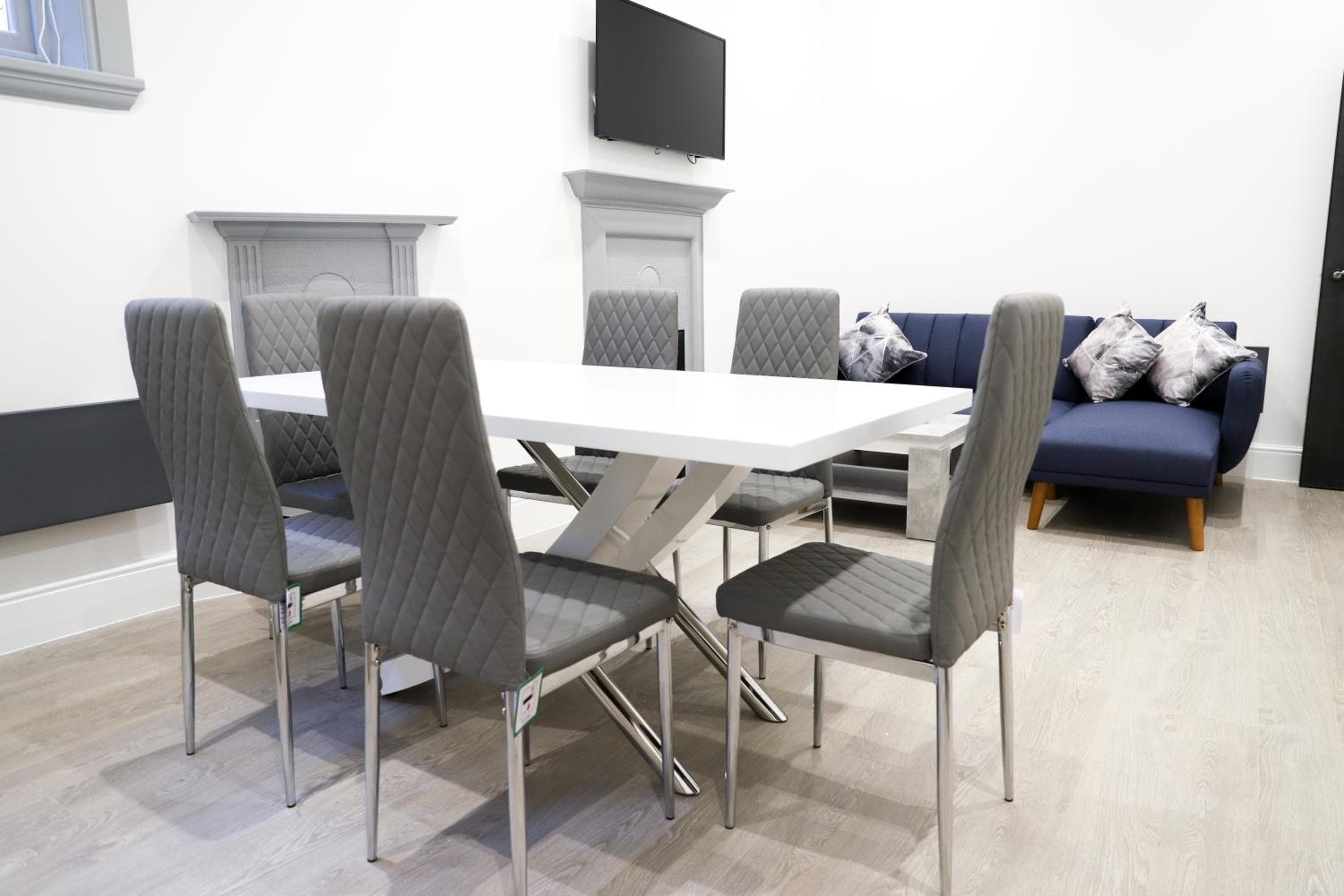 16 Queen Avenue Collection by Happy Days