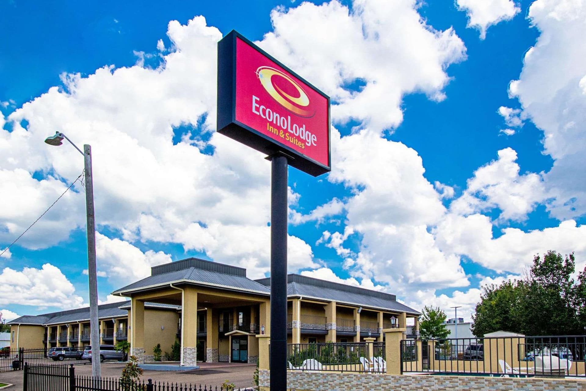 Super 8 by Wyndham Jackson MS Near the Fairgrounds