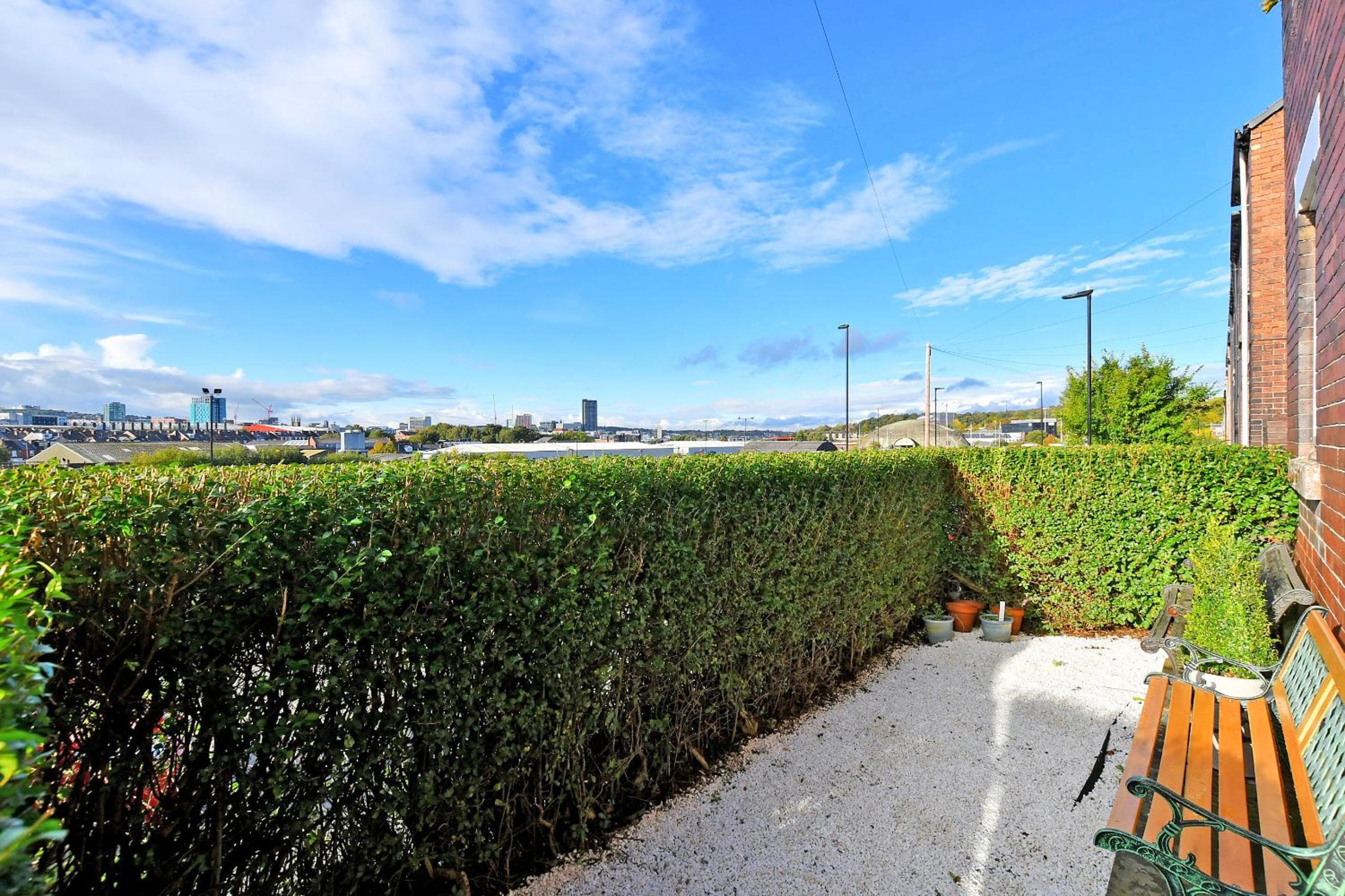 Spacious 4BR, Parking, Near Centre, Accommodates 7
