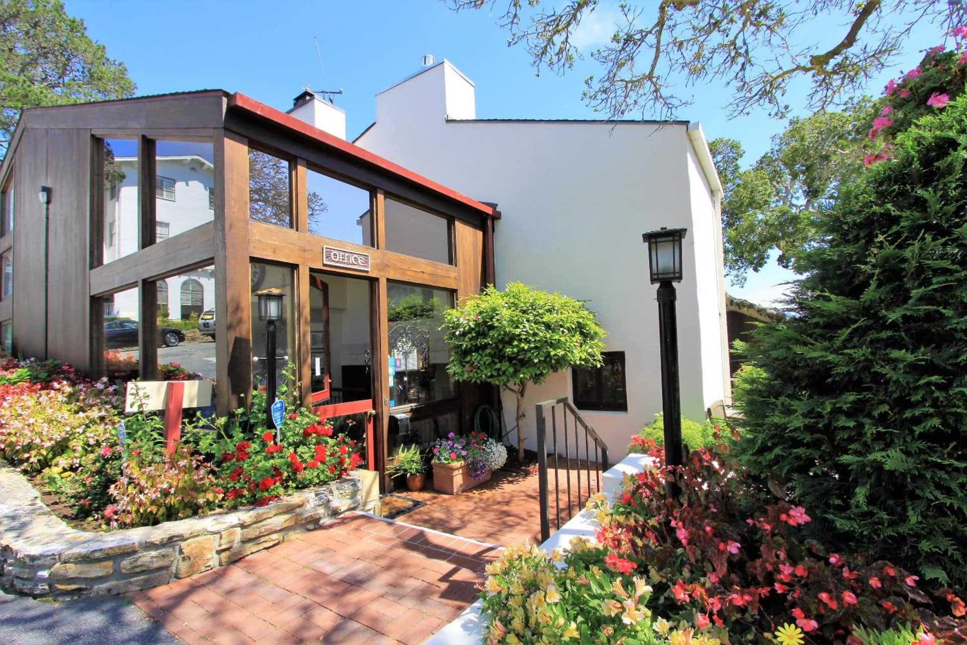 Lobos Lodge
