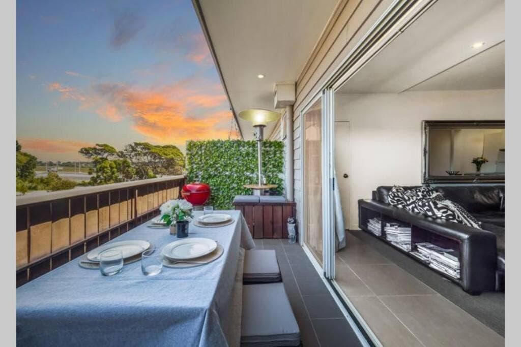 Modern 3 bedroom apartment, beach, surf & shops