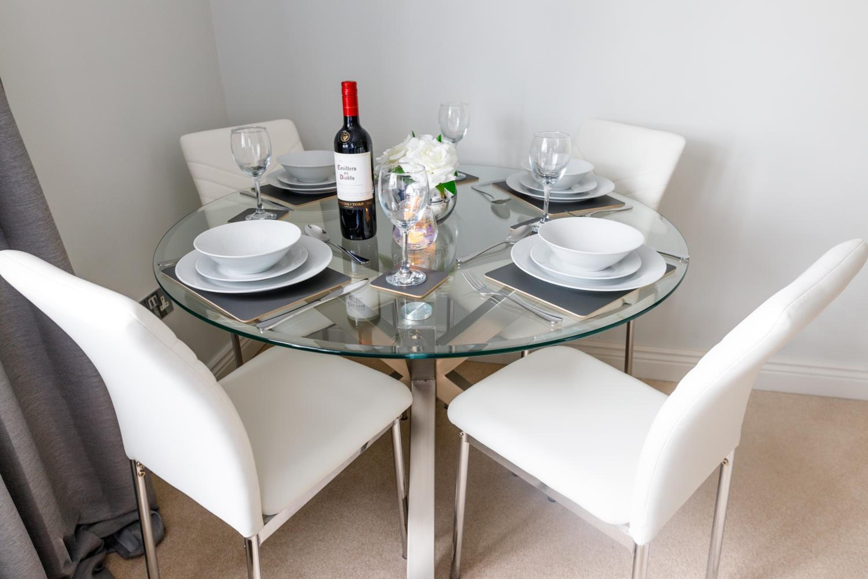 Modern 4BR Cottage in Windsor, Near Marina and Thames