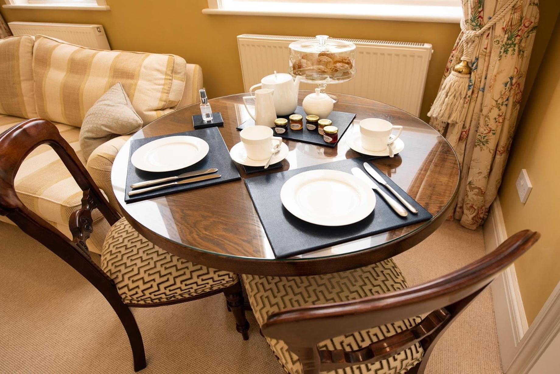 Arkle - Five Star Town Centre Apartment, Cheltenham