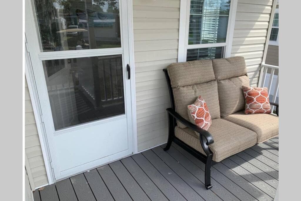 Resort Cottage near parks at Great Price!