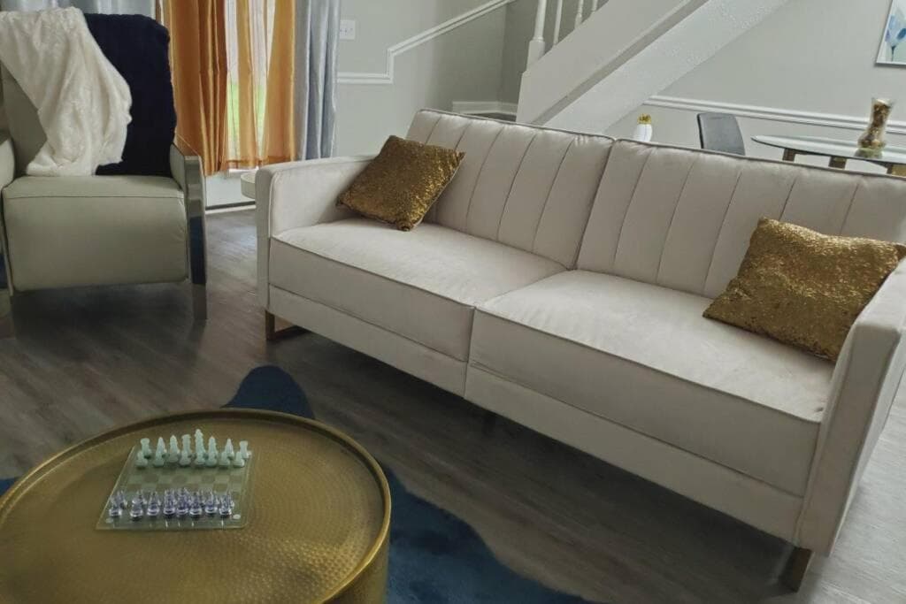 Modern Designer Townhouse 2Br Ideal for Long Stays!