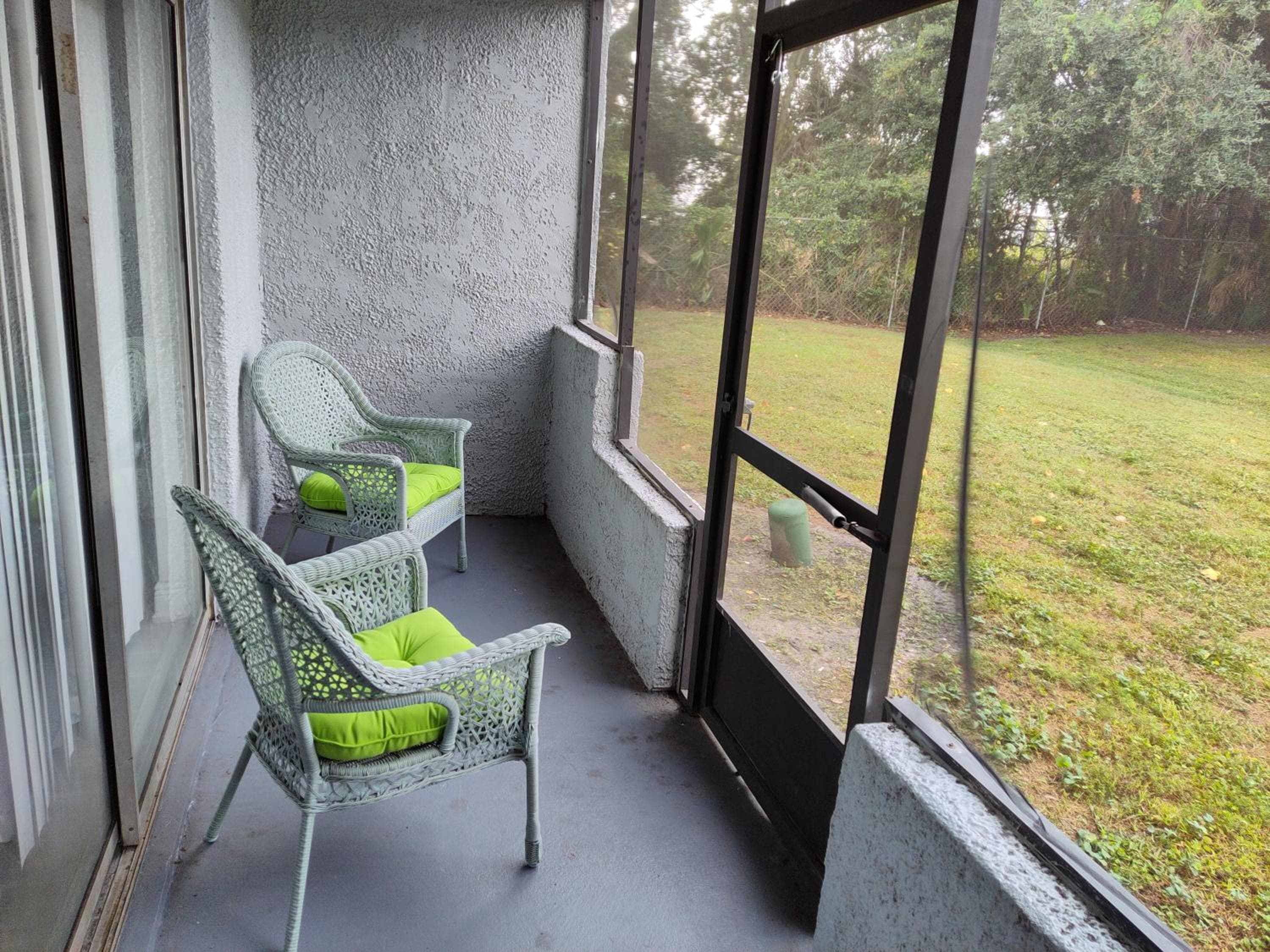 Beautiful 2-Bedroom Condo Near Universal and other Orlando Attractions, King Bed & Wi-Fi