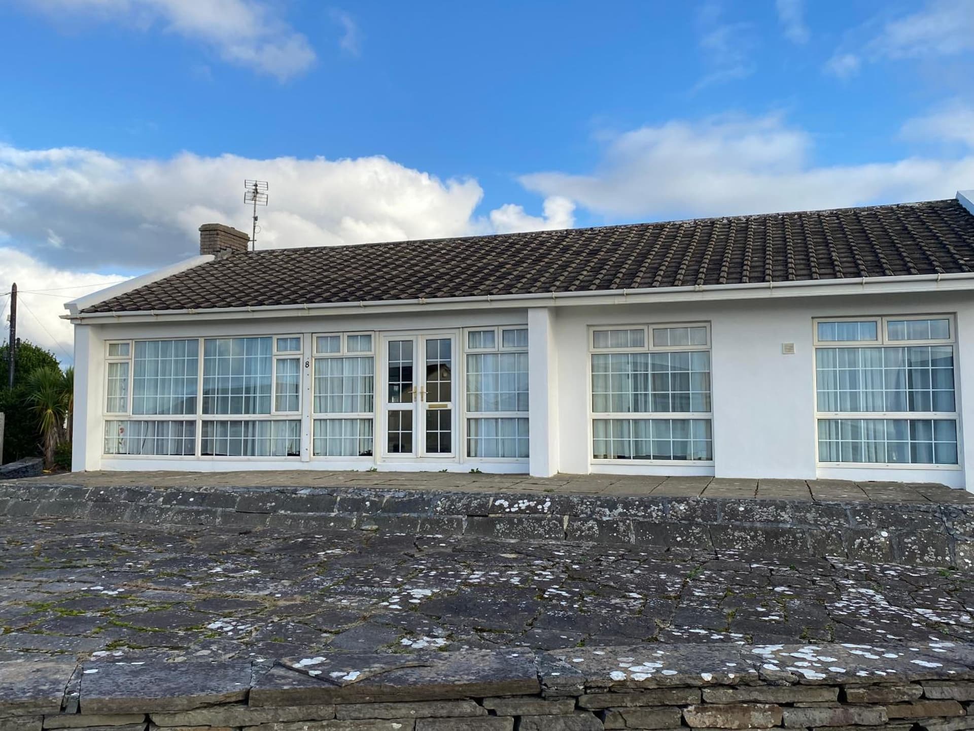 Cozy seaside home,3 minute walk to village/beach