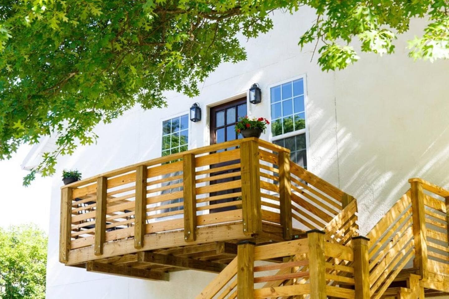 Cottage Park Carriage House--Rest and Explore with Hollyhock