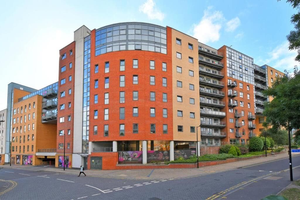 Perfectly Located City Centre Studio Apartment - West One with FREE WIFI, GYM ACCESS, NETFLIX