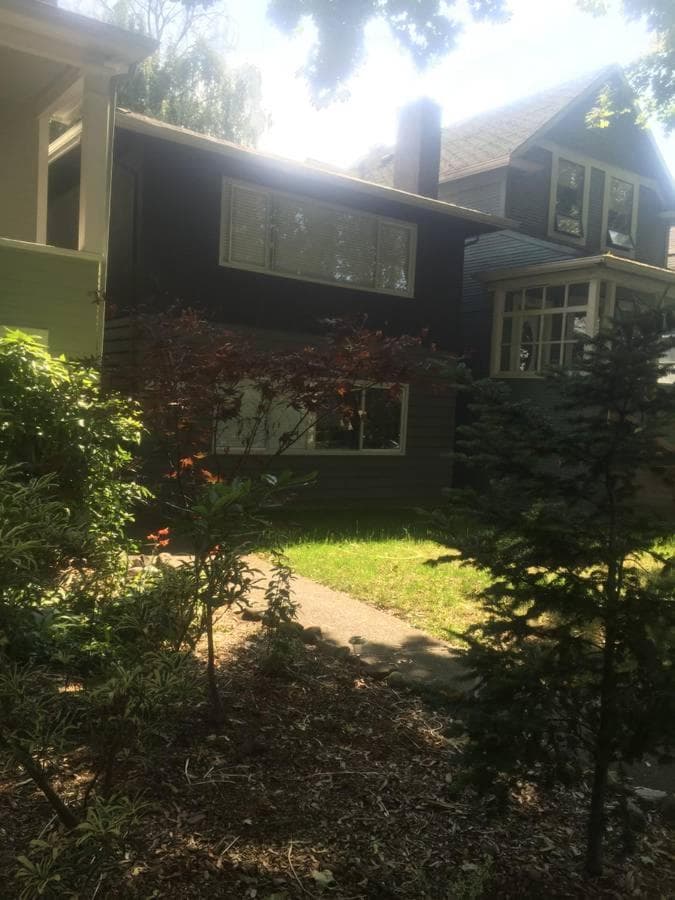 Quiet-comfy 3 bedroom house on a tree lined street in Kitsilano