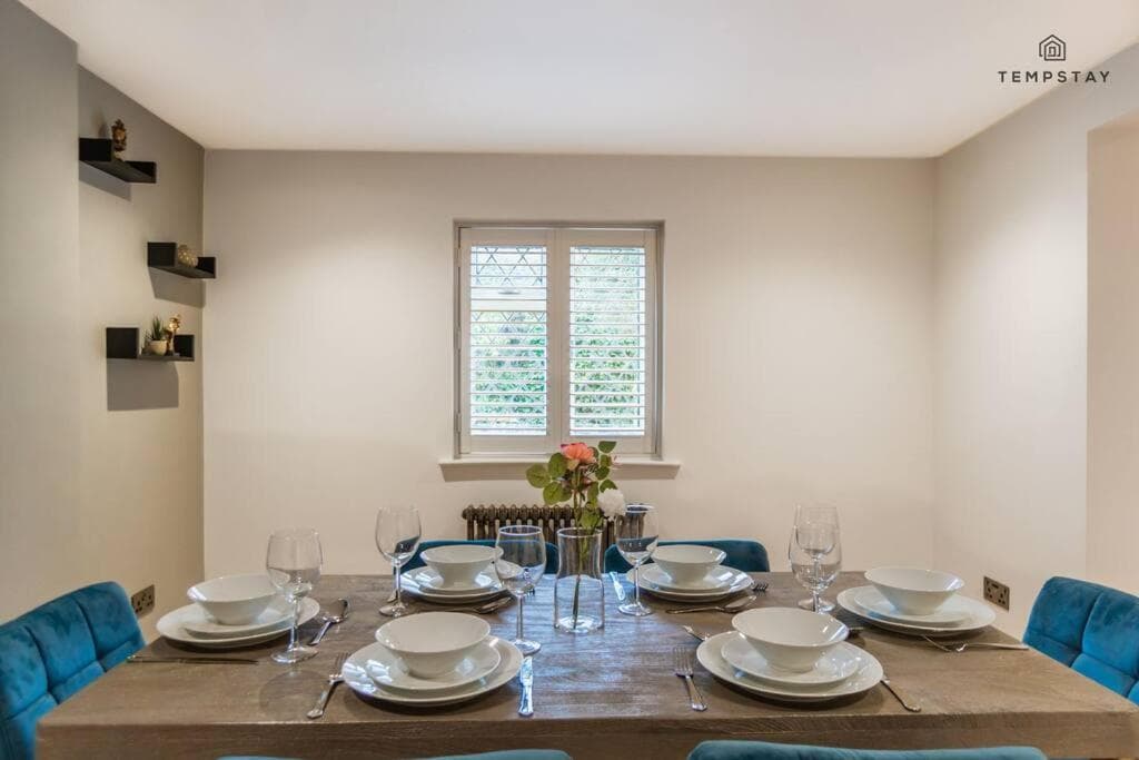 STYLISH HOME WITH FREE PARKING - 10 MINS TO LEGOLAND! - By Tempstay