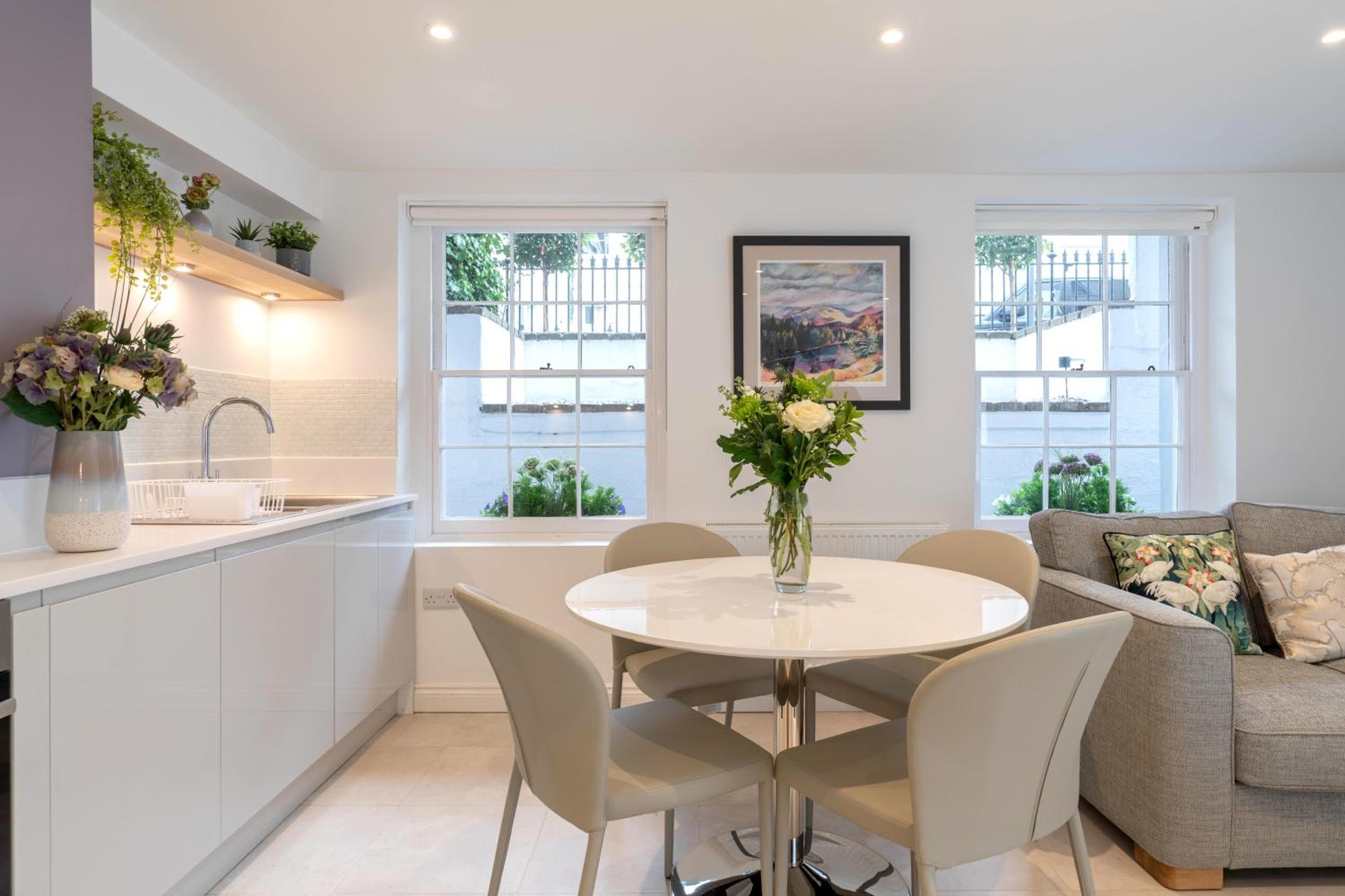 Stunning 2 Bed Basement Flat in the Heart of Cheltenham!