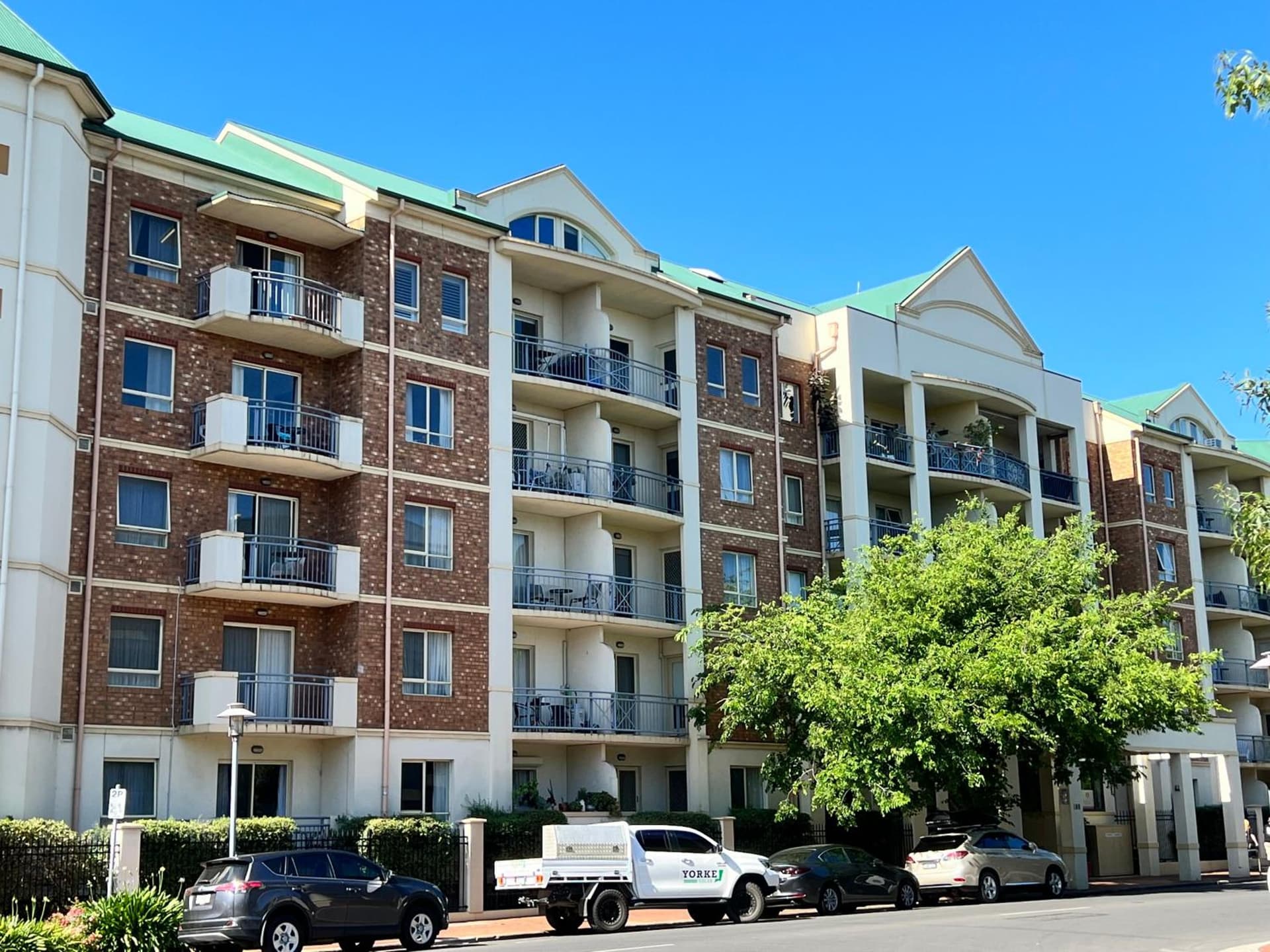 ADELAIDE CENTRAL APARTMENT - 3BR, 2BATH & CARPARK