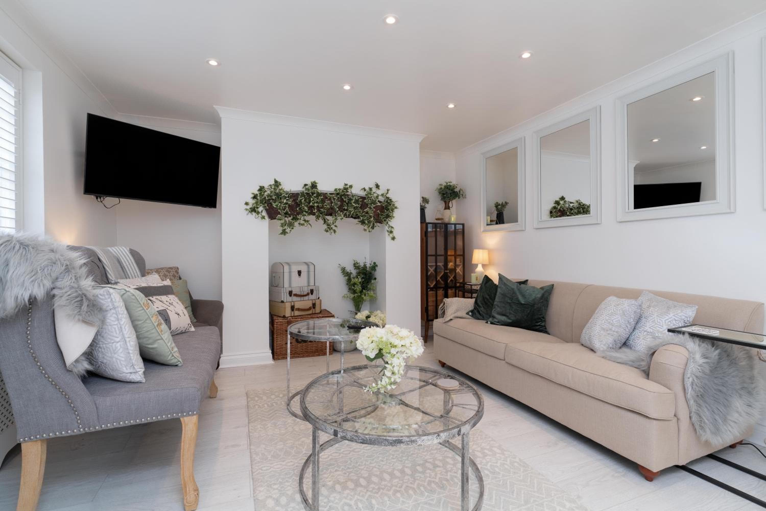 Central 1 Bedroom Apartment - with Patio