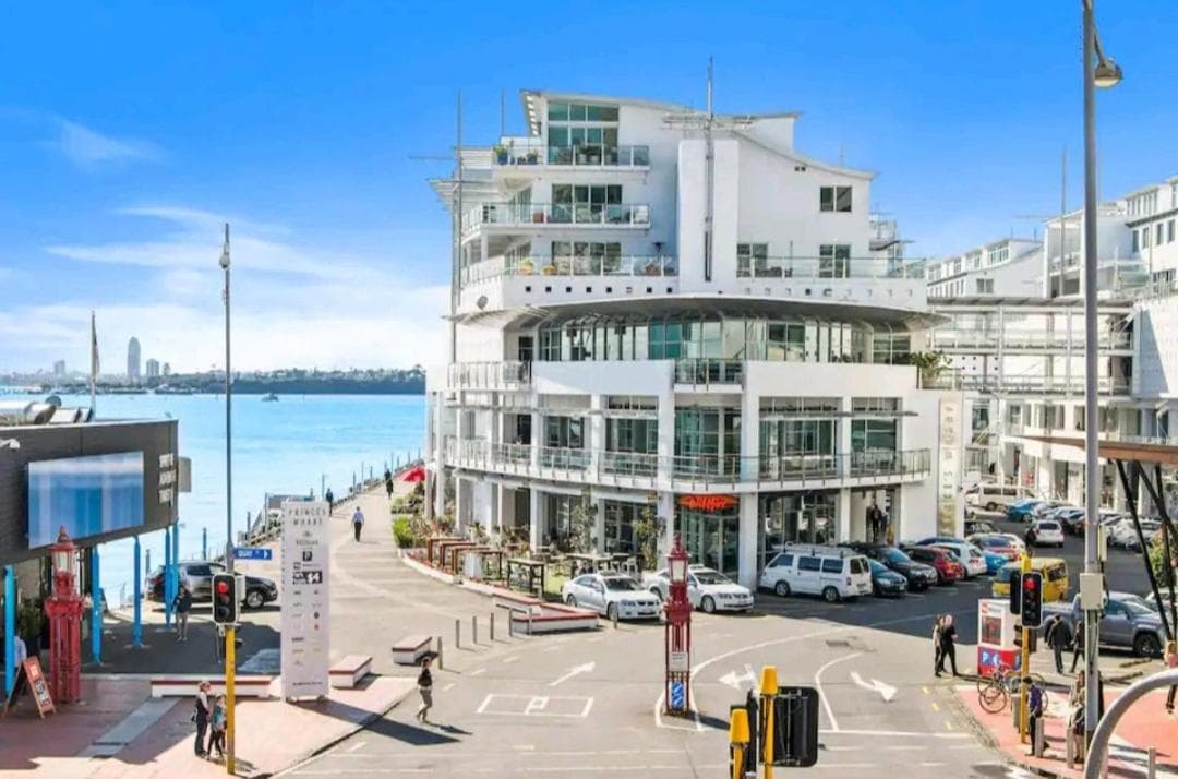 Life on Water- Princes Wharf apartment with fabulous views