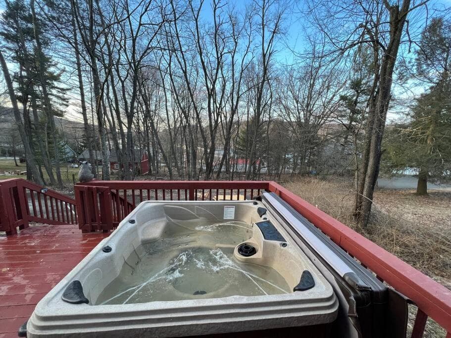 Cubs Den - Hot Tub- Walk to Lake- Fire Pit - Kayaks