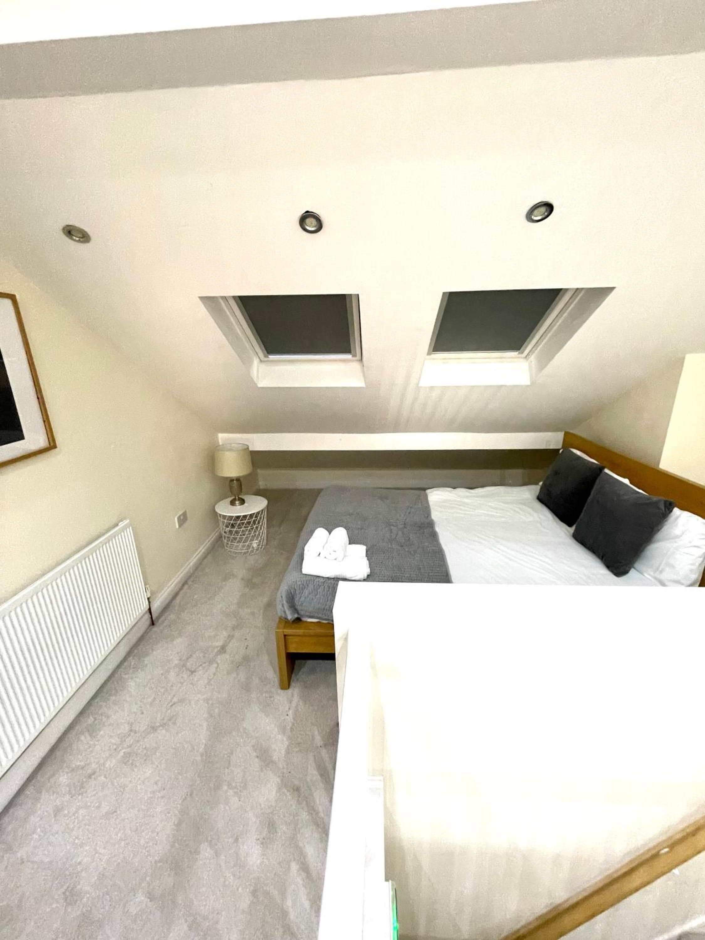 Coventry Large 4 Bath House 4 Bedroom 4 Sleeps 4 Person Suitable for NEC BHX Rugby Solihull Warwick Contractors Ricoh Arena NHS Short & Long Business Stays
