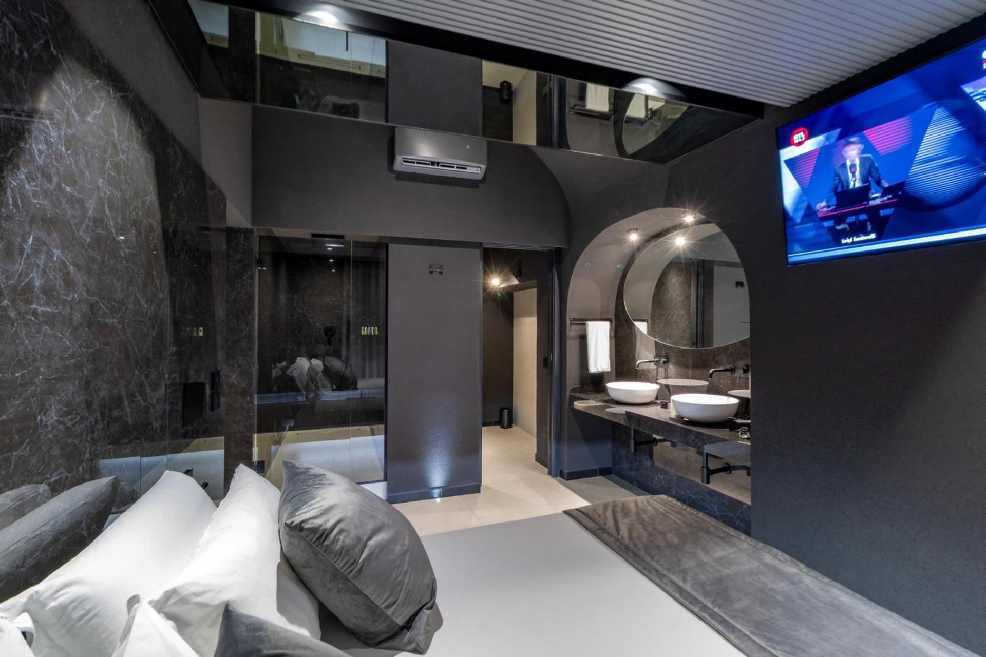 4 Suites " unconventional living rooms "