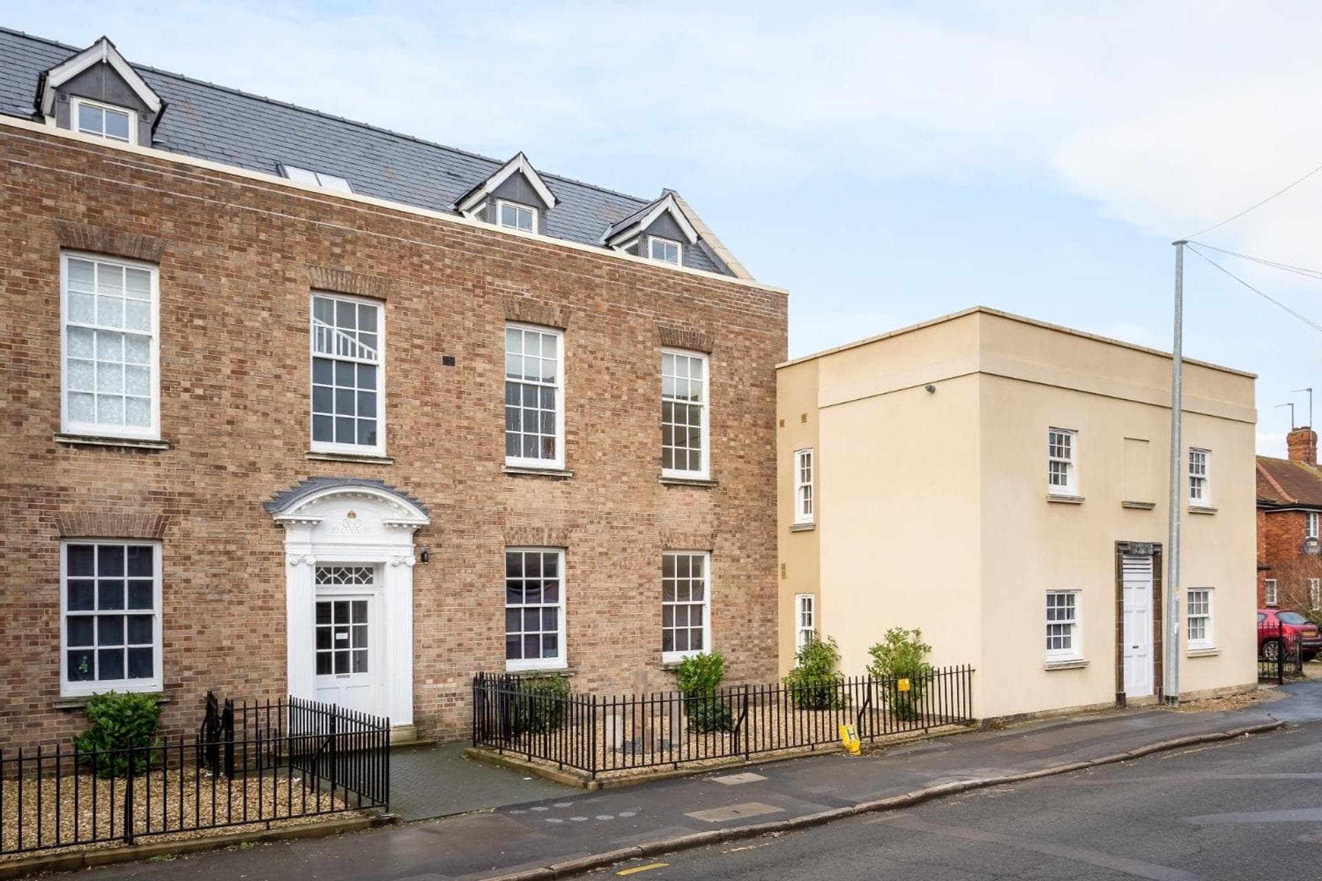 Elliot Oliver - 2 Bedroom Garden Apartment With Parking
