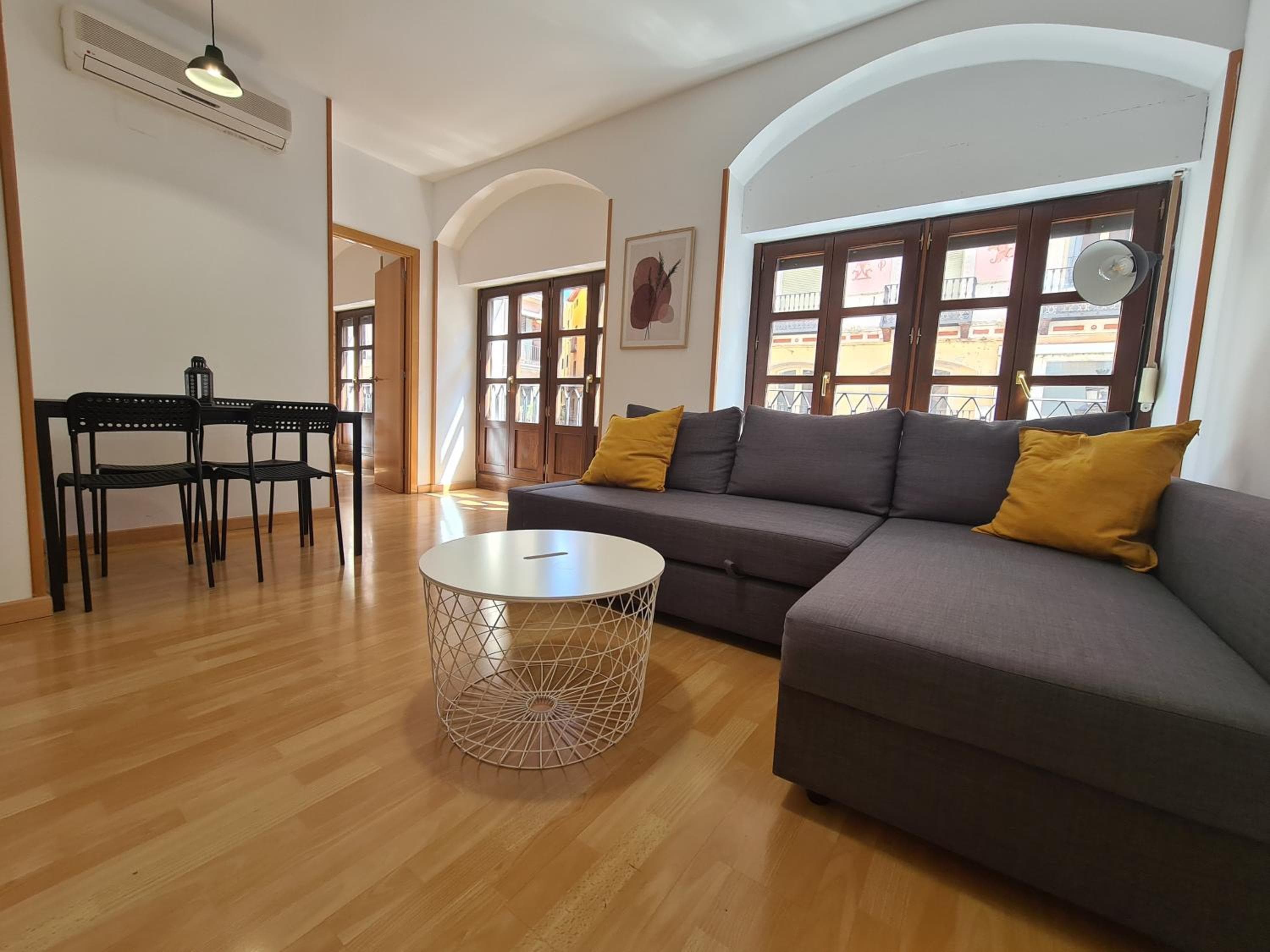 Dos Torres Pilar Suites- balcones con vistas a la ciudad