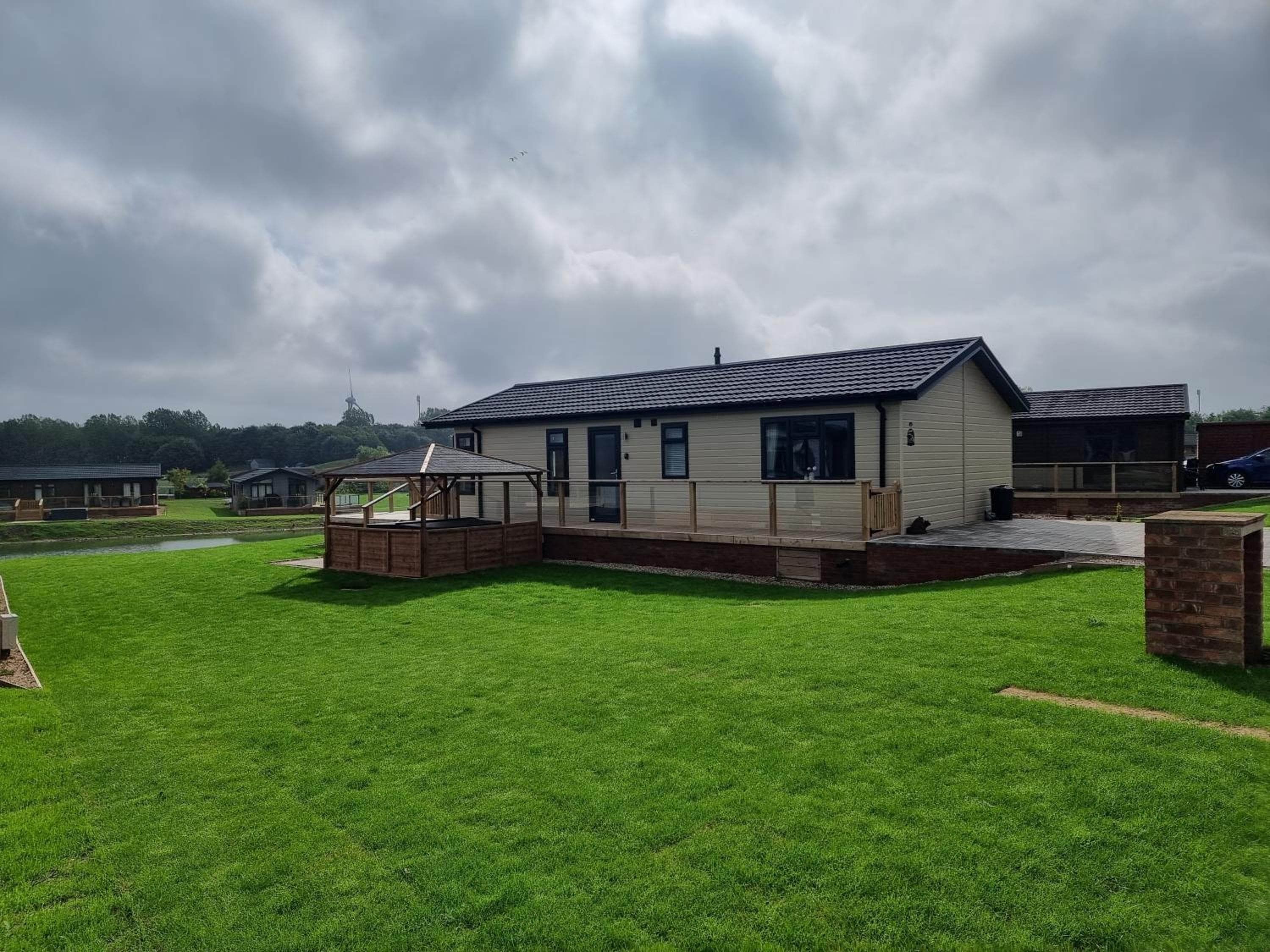 Pet Friendly 2-Bed Luxury Lodge in Routh w HotTub