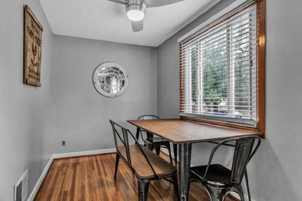 Gorgeous 2 Queen Bedroom Lower Apartment in North Buffalo with Free Driveway Parking