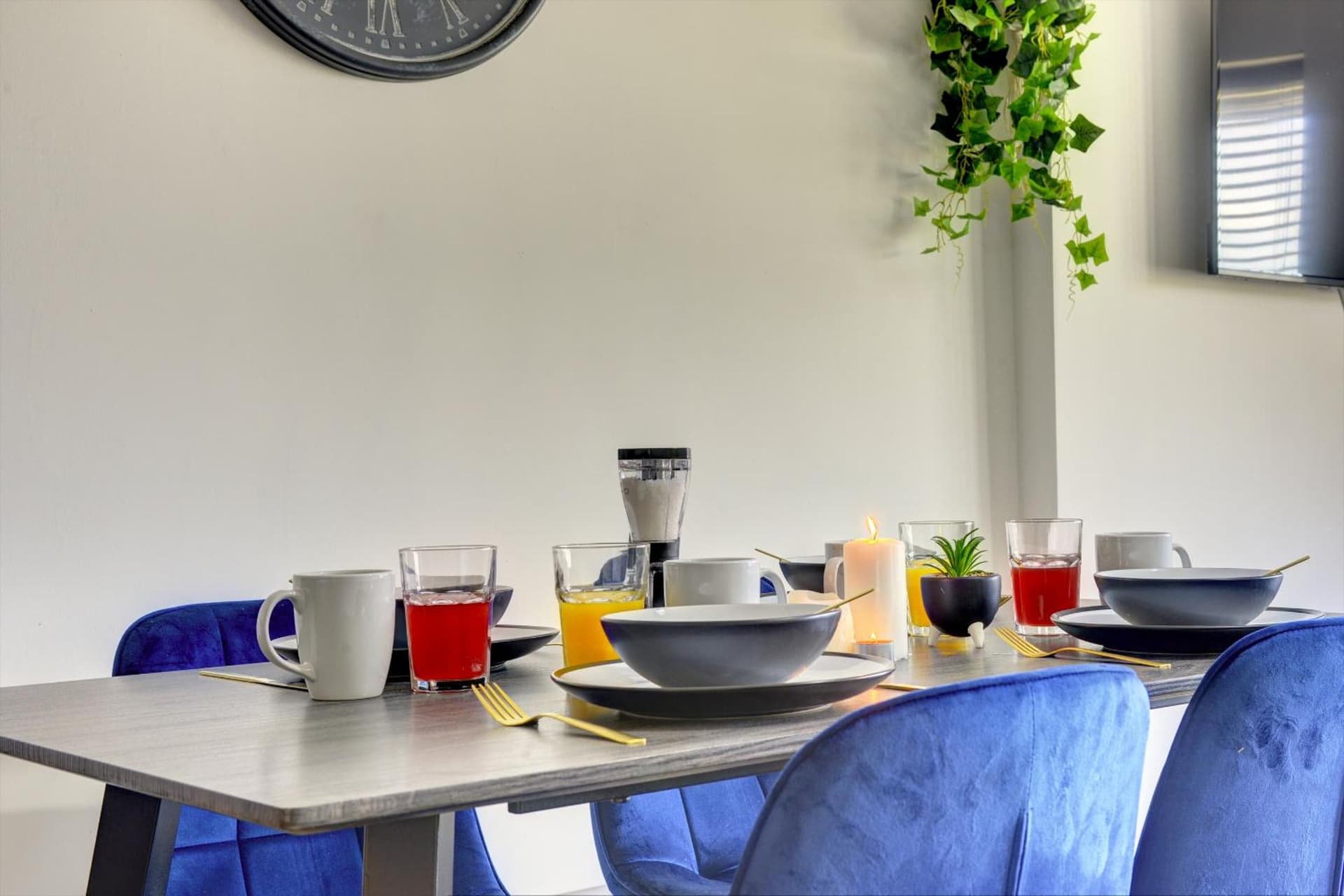 Spacious - PENTHOUSE 2 Bed Apartment with secure allocated parking