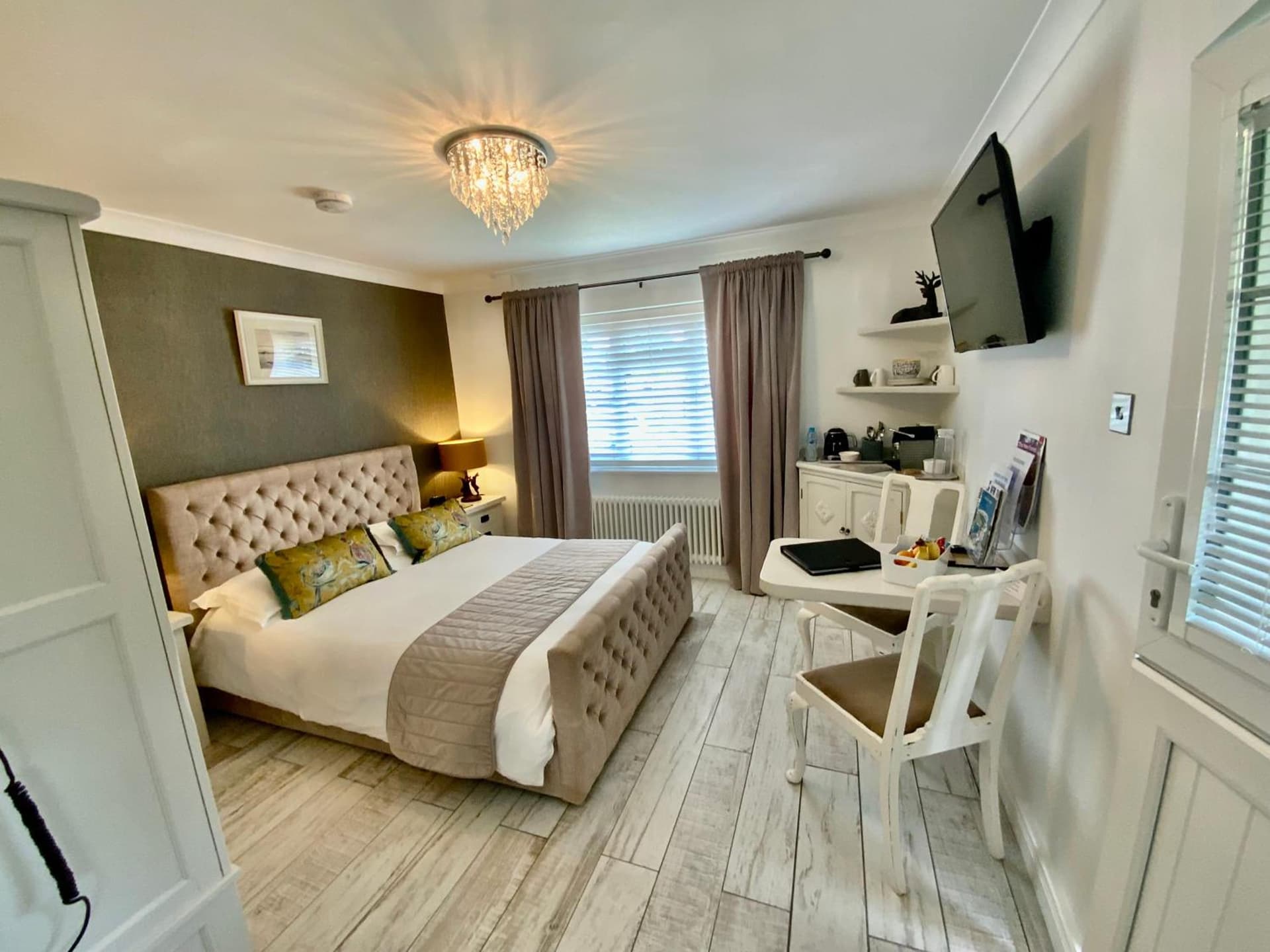 THE KNIGHTWOOD OAK a Luxury King Size Bed -En-Suite Space - LYMINGTON NEW FOREST with Private Entrance - Key Box entry-Free Parking & Private Outdoor Seati