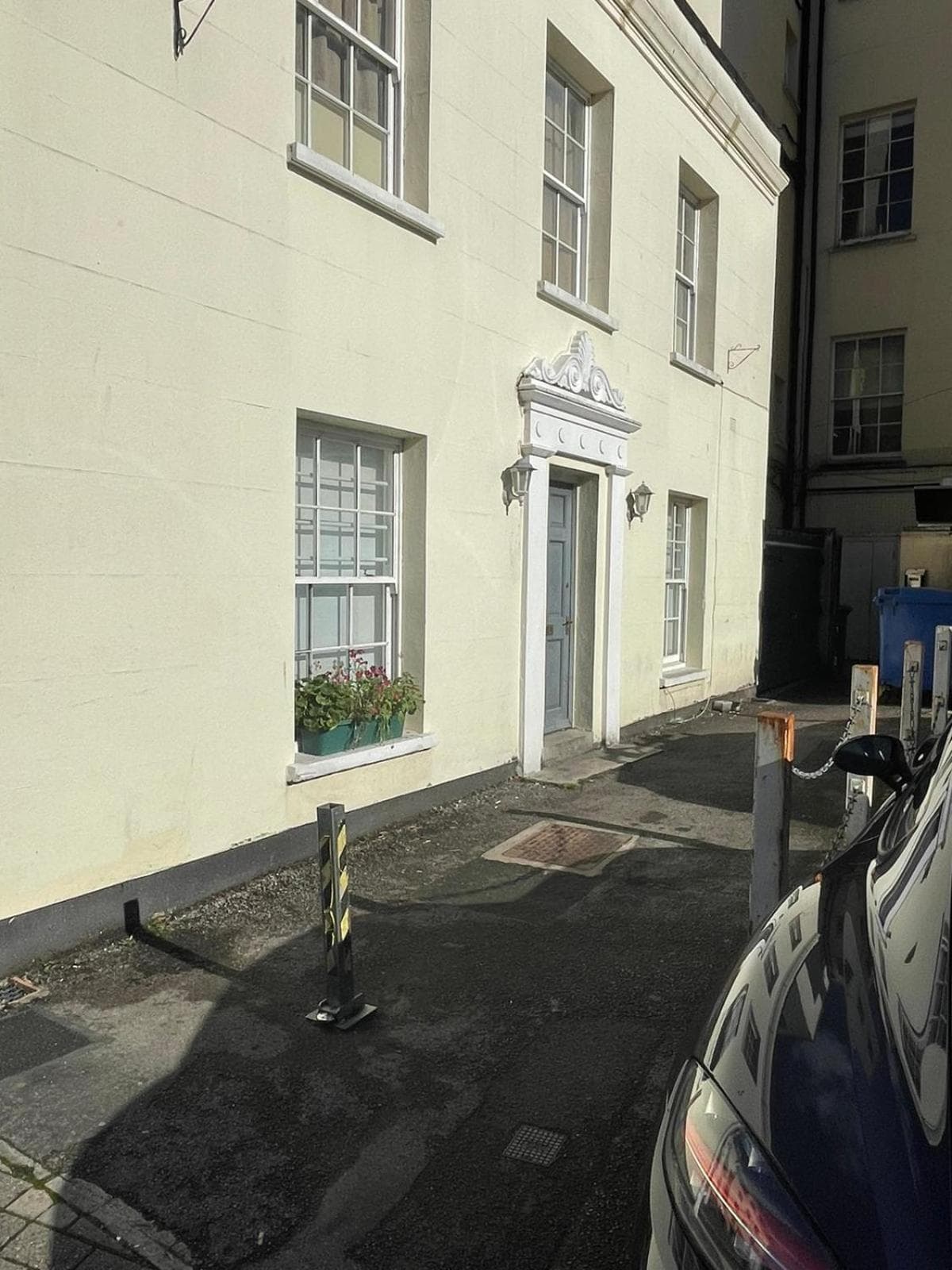 Studio Flat Central Cheltenham Parking off road